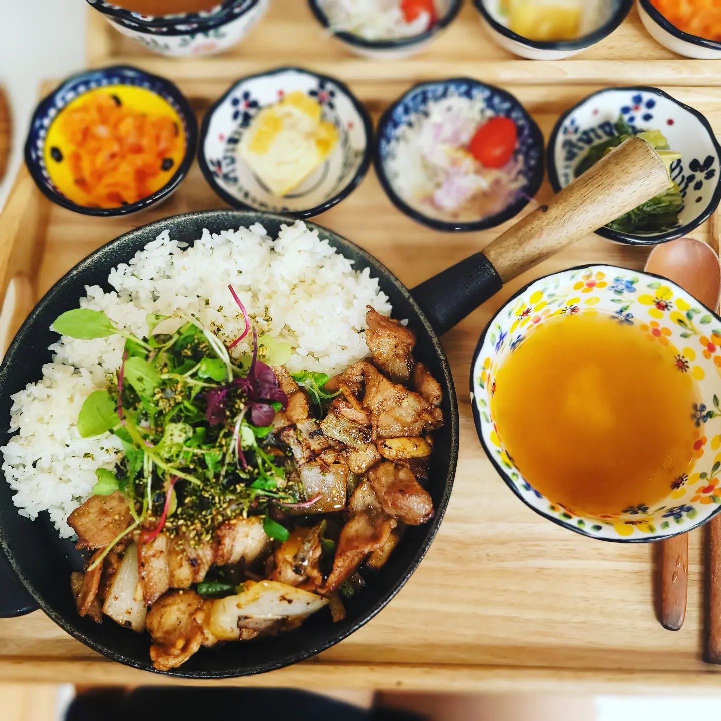 #행궁동데이트
남편 쉬는 날 점심먹으러 다녀온
제주감성을 느낄수 있는 #행궁애월
#행궁동핫플 이라 평일인데 웨이팅기본^^
나는 전복장정식 남편은 간장제육덮밥.
반찬은 리필 가능해서 나같은
#반찬킬러 에겐 더욱 좋은 곳!

⠀

수원시 팔달구 화서문로46번길 3 행궁애월
매일 11:30분 오픈,
15:30~17:00 브레이크타임
20:00 라스트오더

⠀

#수원맛집 #수원데이트
#행궁동밥집 #수원핫플 #밥스타그램

⠀