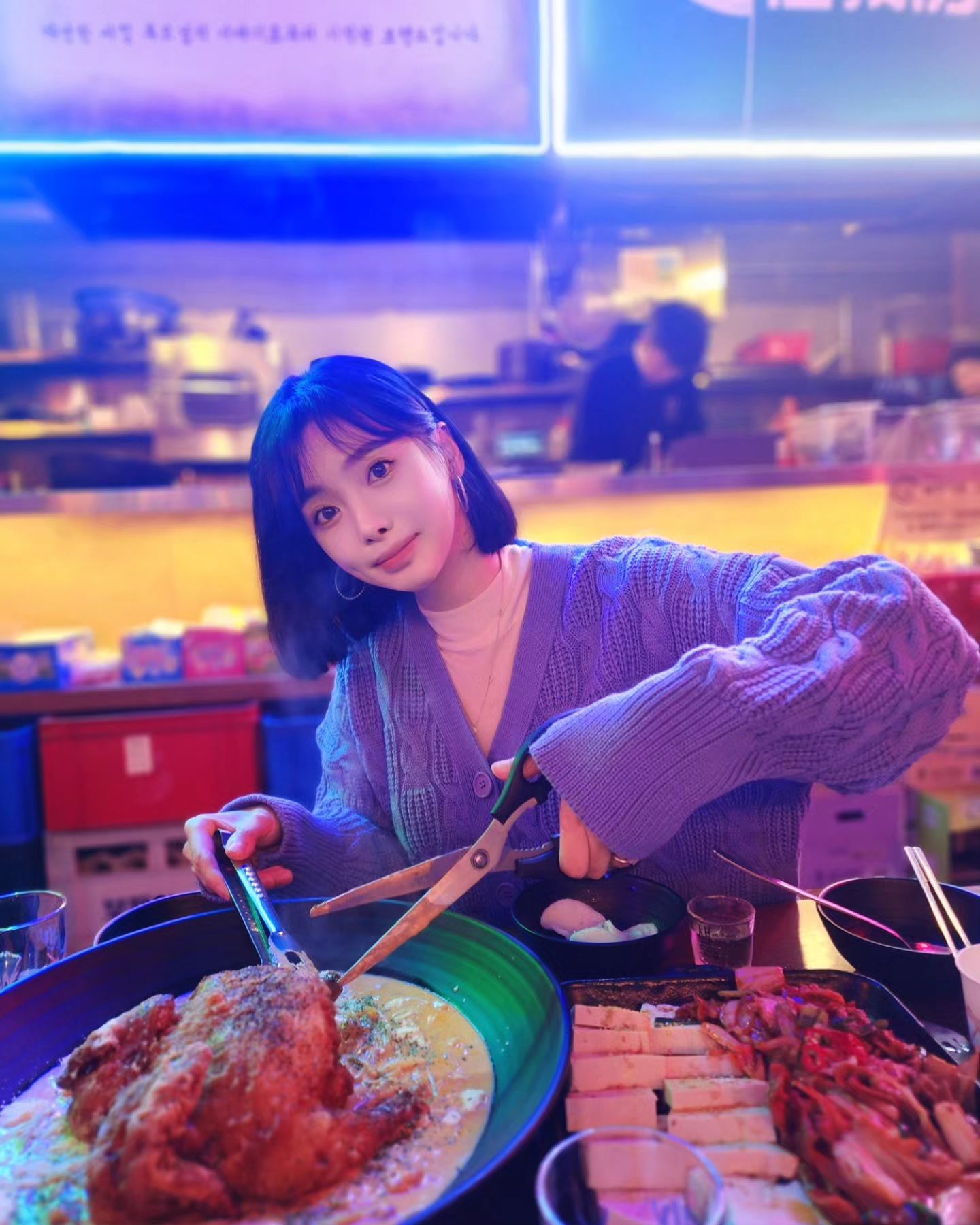 #협찬 #시장을여는사람들 #시장을여는사람들모란점

모란역에서 요즘 정말 핫한 술집 시장을 여는 사람들에 다녀왔어요😊

평일인데도 웨이팅이...
야시장 느낌인데 화려한 네온사인에 레트로분위기, 프렌들리한 직원들까지 ❣️
즐거운 곳이에요🙊🙊

엄청난 주류와 안주 라인업을 보고 깜짝 놀랐어요
주류 50여종 이상있어서 처음보는 좋은데이 사과맛을 골랐어요🤭

볶음요리, 차가운요리, 튀김요리, 국물요리, 전&구이요리, 과일류, 사이드 등등 없는게 없던데 저는 닭한마리 로제파스타랑 두부고기김치 시켰거든요?
둘다 너무 맛있었어요🥰🥰🥰
근데 양이 진짜 많아요
메뉴하나담 3~4인분 되요❤️

배부를 즈음 요쿠르트샤베트시키면 리프레시되서 다시 시작할 수 있죠😁

가격도 양도 맛도 가성비 최고 안주맛집인데 모든 메뉴가 전문점 못지 않아요

핫한데는 이유가 있네요
친절보스 직원분들 덕에 더 졸았어요
즐거웠습니다 시장을 여는 사람들 모란점🥳

sijangpeople_moran

#시여사모란 #모란맛집 #모란술집 #모란역술집 #성남술집 #모란역맛집 #성남핫플 #모란데이트