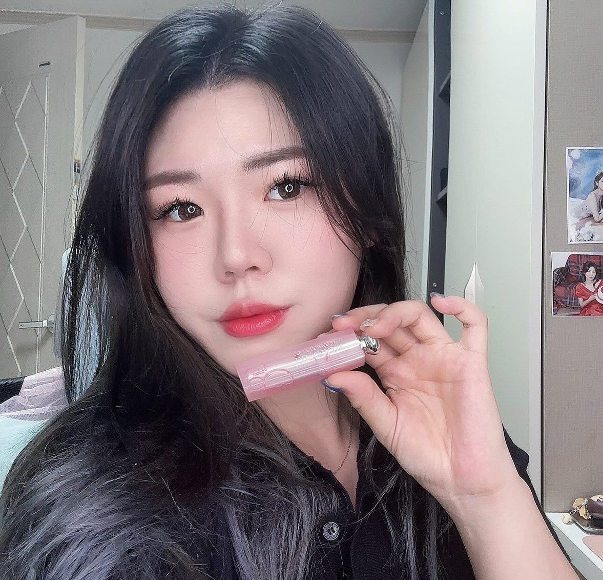 앰버서더 지수님이선택한 컬러 #디올레드블룸 

글로우처럼 수분감이있는 립밤인데 색감이 넘이쁌♥️
레드푸시아 색상 핑크와레드가 섞인 맑은느낌의 색감 짱이뽀

#파우더룸선물제공 #디올 #디올립밤 #립스타그램💄 #립 #dior #뷰티 #코덕 #코덕맞팔 #코덕모여라 #셀스타그램 #데일리 #맞팔선팔환영🙆🙌 #선팔하면맞팔가요 #일상 #소통 #뷰티덕 #코덕그램 #lip #디올립 #레드블룸lip