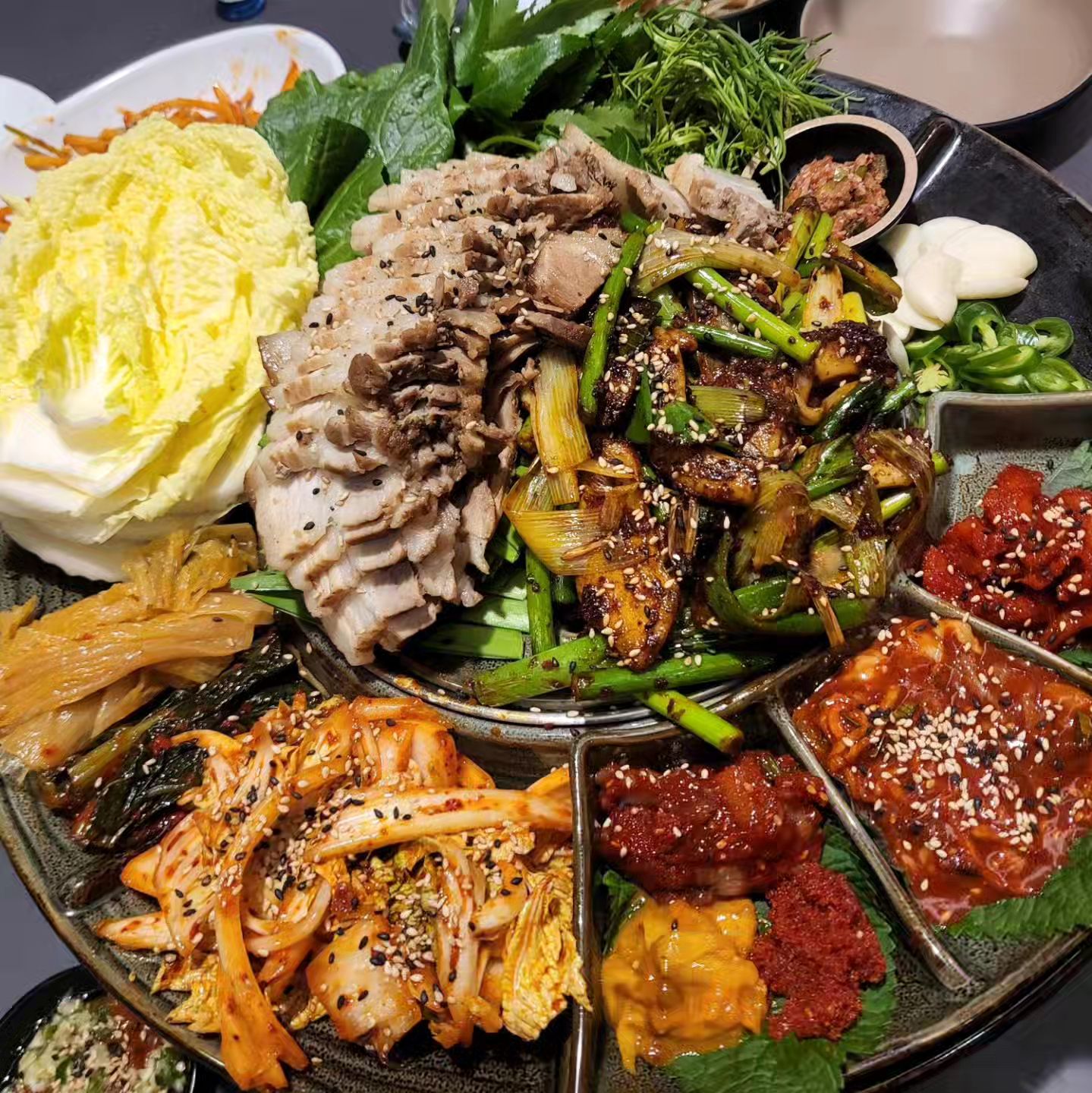 창원 상남동 친절한혜자씨
꼭한번 가보고 싶어가 3차인데도 불구하고
갑오징어보쌈에 묵은지참치김밥 오더~~

갑오징어 보쌈도 양도 좋고 맛도 좋았는데
묵은지참치김밥이 왜저리 비싸 했는데
너무 맛있어가 ㅋㅋㅋ
내가 반줄 먹었당

담에 갑오징어구이 꼭 먹어보고 싶다용~~
상남동 MBN호텔 옆에있음

#창원맛집#창원술집#상남동술집#상남동친절한혜자씨#친절한혜자씨#3차#갑오징어보쌈#묵은지참치김밥#부처님감사합니다
