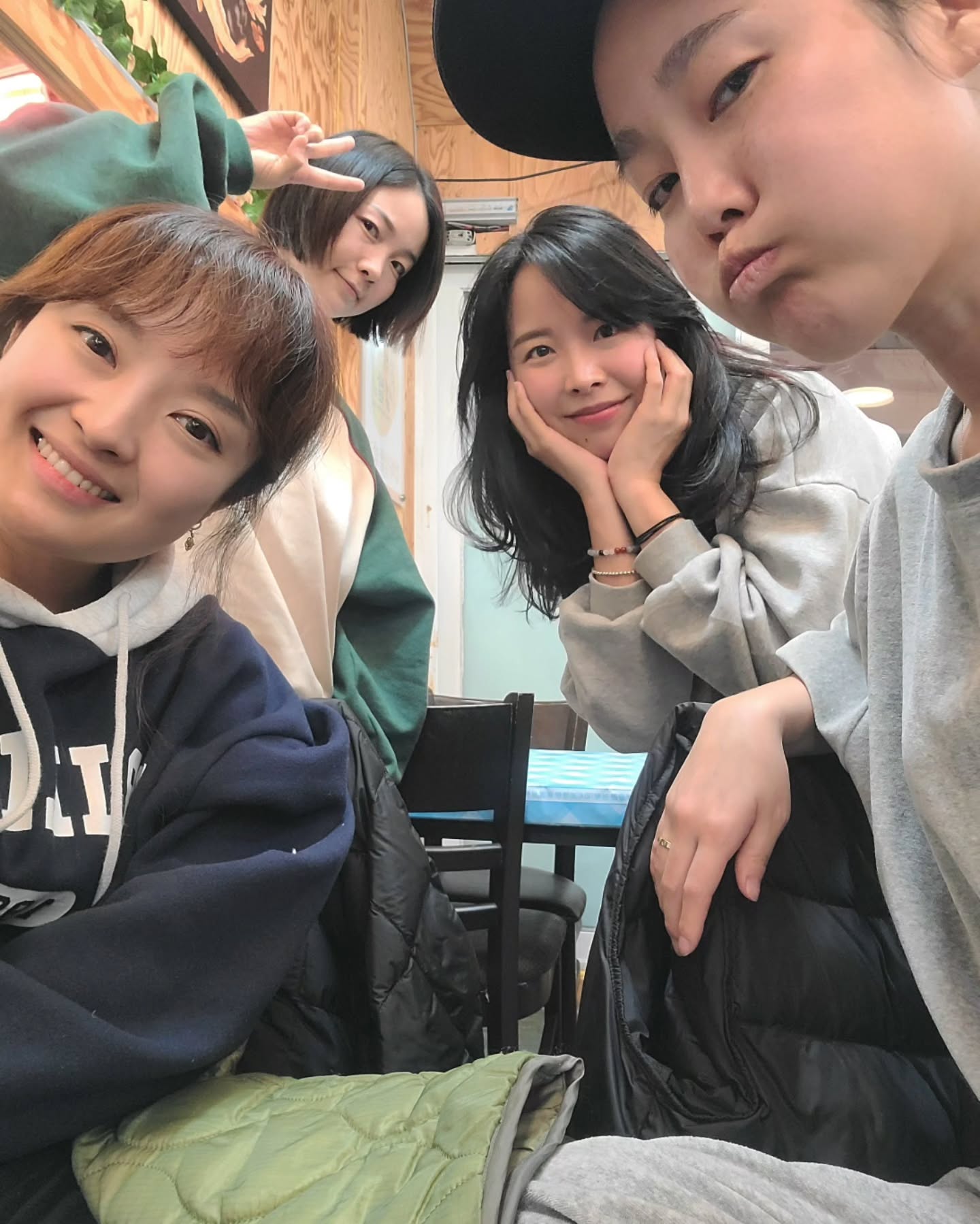 silversun01 20년만의 여행인 그녀와
hyeongyeonkim 이제 한국에 언제 올지 모르는그녀와
jinjoo.1120 사랑하는 내친구 쭈와
어제우리❤️❤️❤️❤️❤️