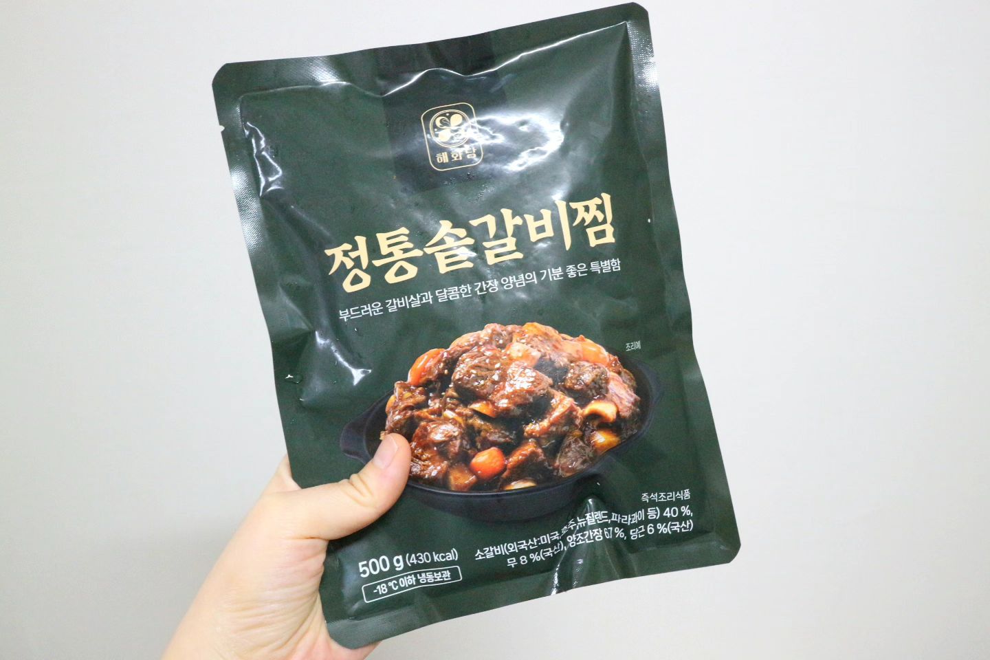 #협찬
맛잘알 이영자선생님이 픽한 갈비찜 해화당 전통솥갈비찜을 먹어봤어요!

주말에는 반찬고민이 이만 저만 아니잖아요? 아이도 잘 먹고 어른도 좋아하는 메뉴는 갈비찜이쥬!

전통방식 가마솥에 몸에 좋은 재료로 만든 양념을 넣어 만든 전통솥갈비찜🫶🤤

냉동 상태로 배송이 되어 필요할 때 해동 후 냄비에 넣어 끓이기만 하면 끝!

조리법도 초간단이라 넘 편해요!

단짠단짠 최강 조합에 이영자갈비찜 얼마나 부드러운지 몰라요.🥹❣️
입에서 살살 녹는게 진심 핵존맛 👍

양파, 배 , 사과, 매실액 황금비율로  만들어진 양념이라더니..
집에서 해먹으면 진짜 이 맛을 못따라갈 것 같아요.
앞으로 갈비찜은 해화당 쭉 사먹는걸로..🫶❤️

#간장갈비찜 #정통솥갈비찜 #찜갈비 #소갈비찜맛집 #갈비찜맛집 #갈비찜밀키트 #소갈비찜밀키트 #솥갈비찜 #이영자갈비찜 #이영자간장갈비찜 #솥갈비찜 #명절음식

​