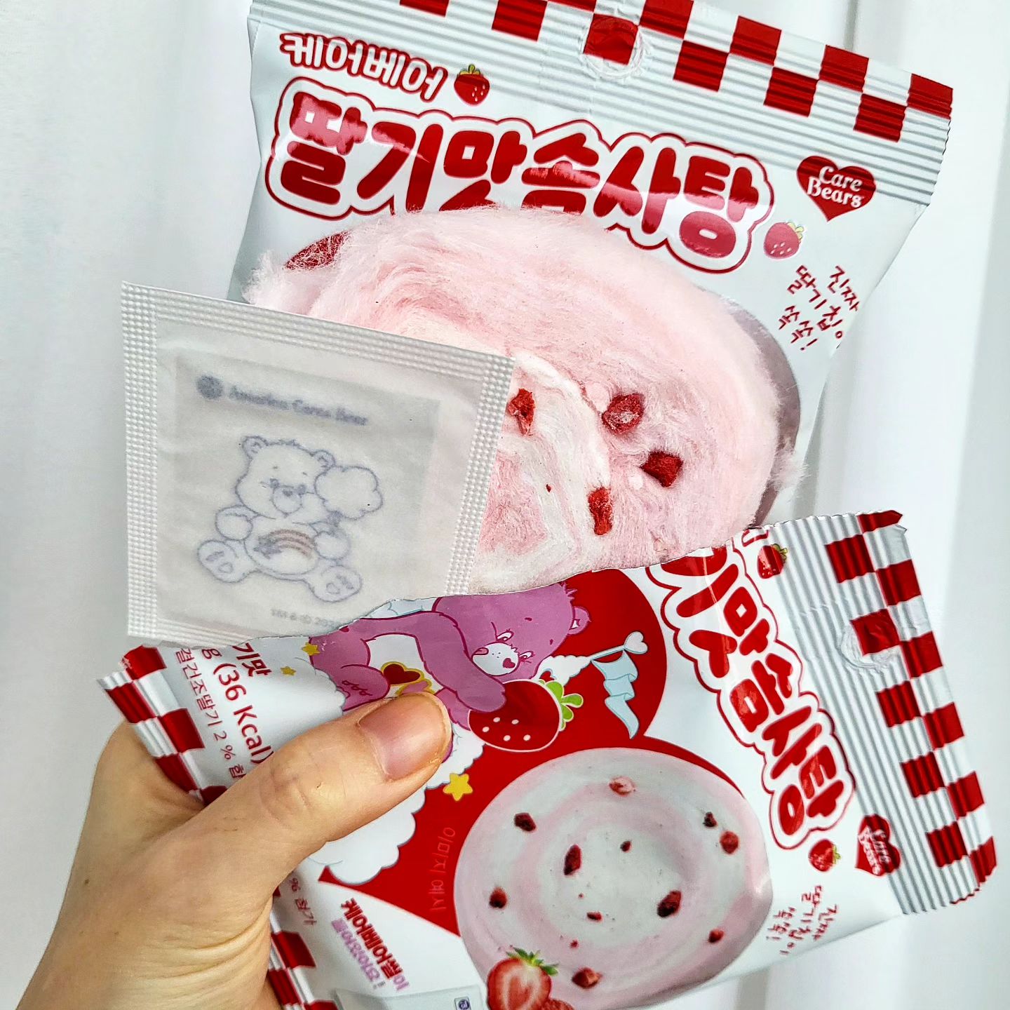 #할인구매 snax__kr #유기농솜사탕 #어린이집간식

귀염탱 케어베어 솜사탕🤍

유기농 원당이라 안심하고 즐길 수 있었어요!!
진짜 딸기칩이 뿌려져있는데 
새콤바삭하고 솜사탕이랑 찰떡궁합🍓🍓

너므나 졸귀탱인 케어베어 띠부씰 모으는 재미까지💕

#유치원구디백 #어린이간식 #08L #여행 #신상품나왔을땐 #유치원간식 #맛집 #패션 #어린이집생일선물 #일상 #뷰티 #유치원답례품 #어린이집구디백 #어린이집답례품 #어린이집선물