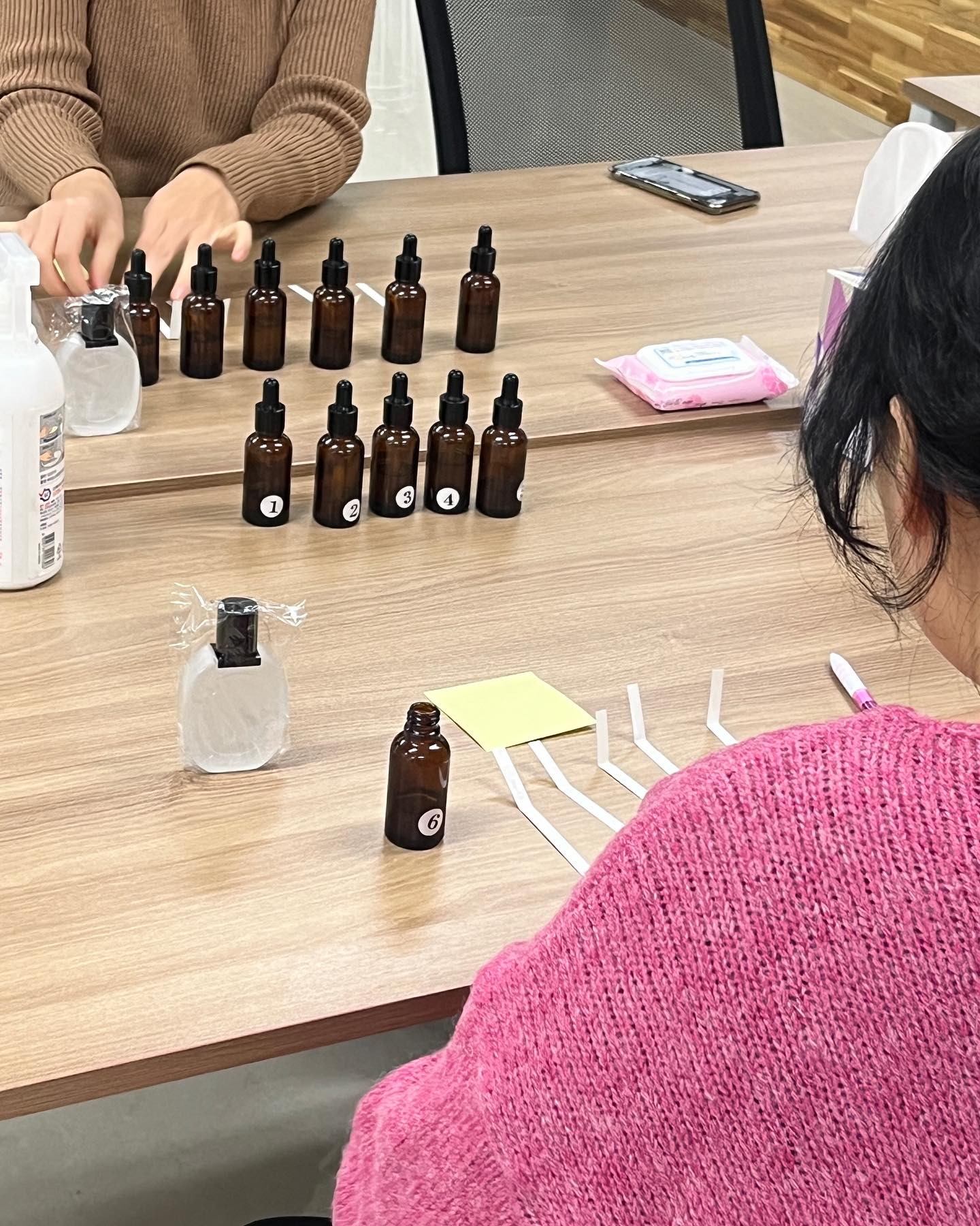 일자리꿈터에서 2분과 오붓하게 진행한 #향수클래스

청년도전사업 일환으로 진행한 수업이였어요!
저도 청년도전 신청하고싶은데 사업자가 있네요..ㅋㅋㅋ
정말 많은 교육, 체험, 지원프로그램이 많은거같던데
아직 취업, 창업 전이시라면 #청년도전사업 지원해보세요!