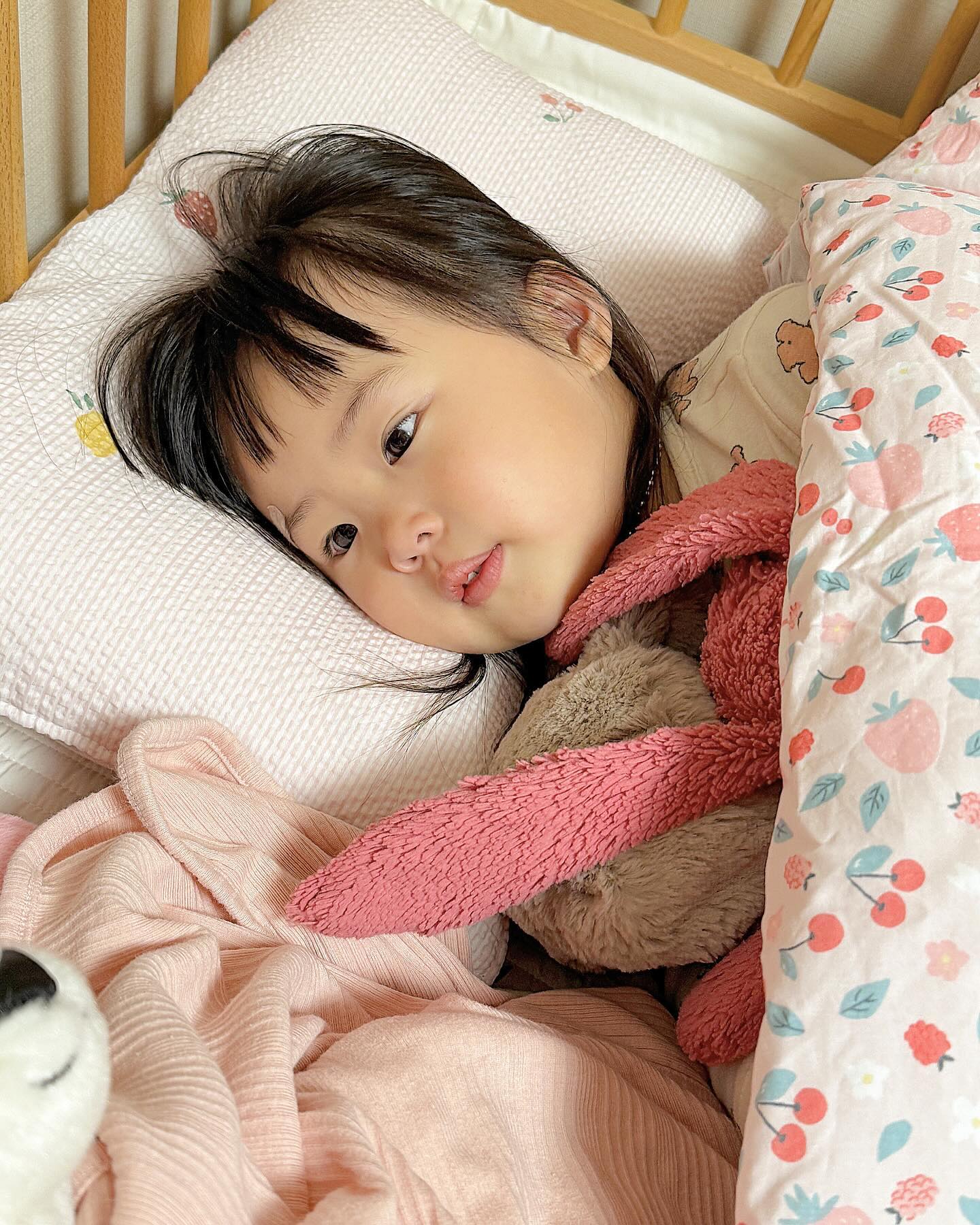 ◡̎ 양설아 979일차 ᝰꪑ

매일 인형들만 이불덮어주길래
설아도 이불덮어줬더니 오? 드디어 이불을 덮네!
요즘 혼자 잠드는 설아콩 야호 。˃̵͈̑ᴗ❛。

자기 전,
양치하고 자일리톨 먹기

자기 직전,
안아주면서 오늘도 너무 즐거웠어~ 사랑해 외치기

오늘도 즐거웠어 설아야〰️💓

#979일차 #32개월
#호랑이띠 #흑호랑이 #호랑이띠맘 #흑호
#딸맘 #딸랑구 #딸랑구맘 #범띠아기 #범띠 
#육아소통 #도치맘 #baby #babygirl #여자아기
#베이비스타그램 #아기스타그램 #딸스타그램
#성장기록 #성장일기 #육아일기