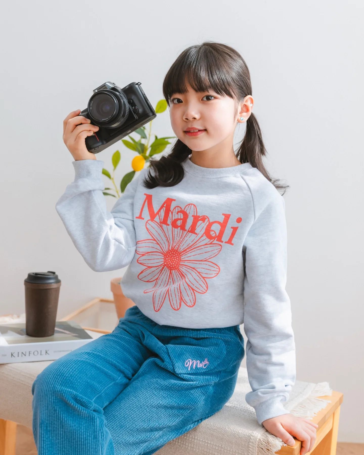 #협찬 mardi_mercredi_lespetits
⠀
모두 설명절 잘 보내셨나요?ツ
이번 명절은 짧아서 그런가 정말 순삭된 느낌🙈
⠀
하윤이는 이번 연휴에
마르디메크르디 로고가 뽀인트인 맨투맨과
하트포켓이 뽀인트인 팬츠로 예쁨 장착하고
어른들에게 예쁨 많이 받고 왔어요💙
⠀
확실히 입춘이 지나서 그런가
날씨가 많이 따뜻해졌으니
슬슬 봄 준비 해봐야겠어요🙌
⠀
⠀
📍하윤이는 133cm/28kg XL 착용했어요!
⠀
⠀
#마르디메크르디레쁘띠 #마르디메크르디 #마르디키즈
#마르디레쁘띠 #마르디키즈맨투맨 #마르디키즈팬츠
#키즈옷 #키즈코디 #주니어코디 #주니어옷 #키즈맨투맨
#주니어맨투맨 #패밀리룩 #등원룩 #mardimercredi
#mardimercredilespetits #mardimercredikids #mardikids