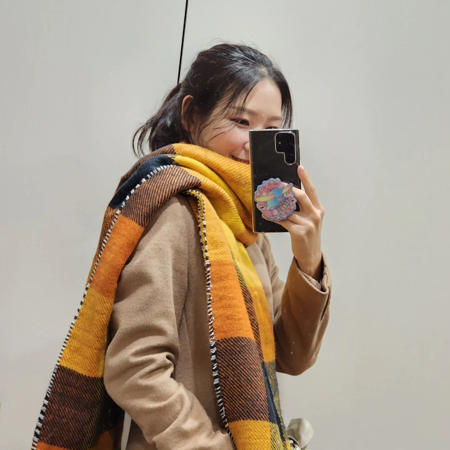어제 날씨가 넘 좋길래, 여기저기 산책 다녀왔어요!
조향사의 집 구경 갔다가,
컵떡볶이도 사 먹고,
고양이 보면서 멍때리기 했네요. ㅎㅎ

큰 목도리 두르고 출근했는데
낮에는 코트도 벗어버리고 싶더라구요.

마무리는 남편 핑계로 좋아하는 마카롱 사먹기. :)