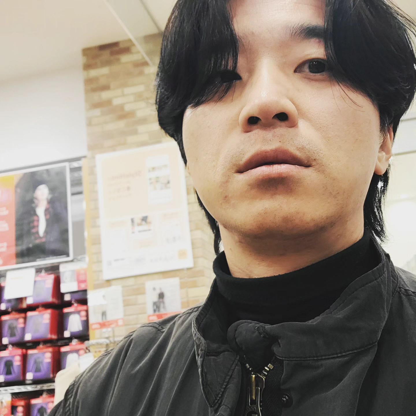 그냥 머리를 안 깎았을뿐인데
그냥 돈이 없어서 머리를 안깎을 뿐인데
우연히  만나는 사람들이
혹시 뮤지컬 배우가 아니냐고 물어본다.
나를 공연장에서 봤다고

흠 하긴 내가
배우는 사람은 맞지.
사람도 사랑도 삶도 미숙하니까
좀더 잘 배우는 평범한 사람이 되면
뮤지컬 배우도 해보고 싶긴하네

#뻘글 #일상 #뮤지컬배우