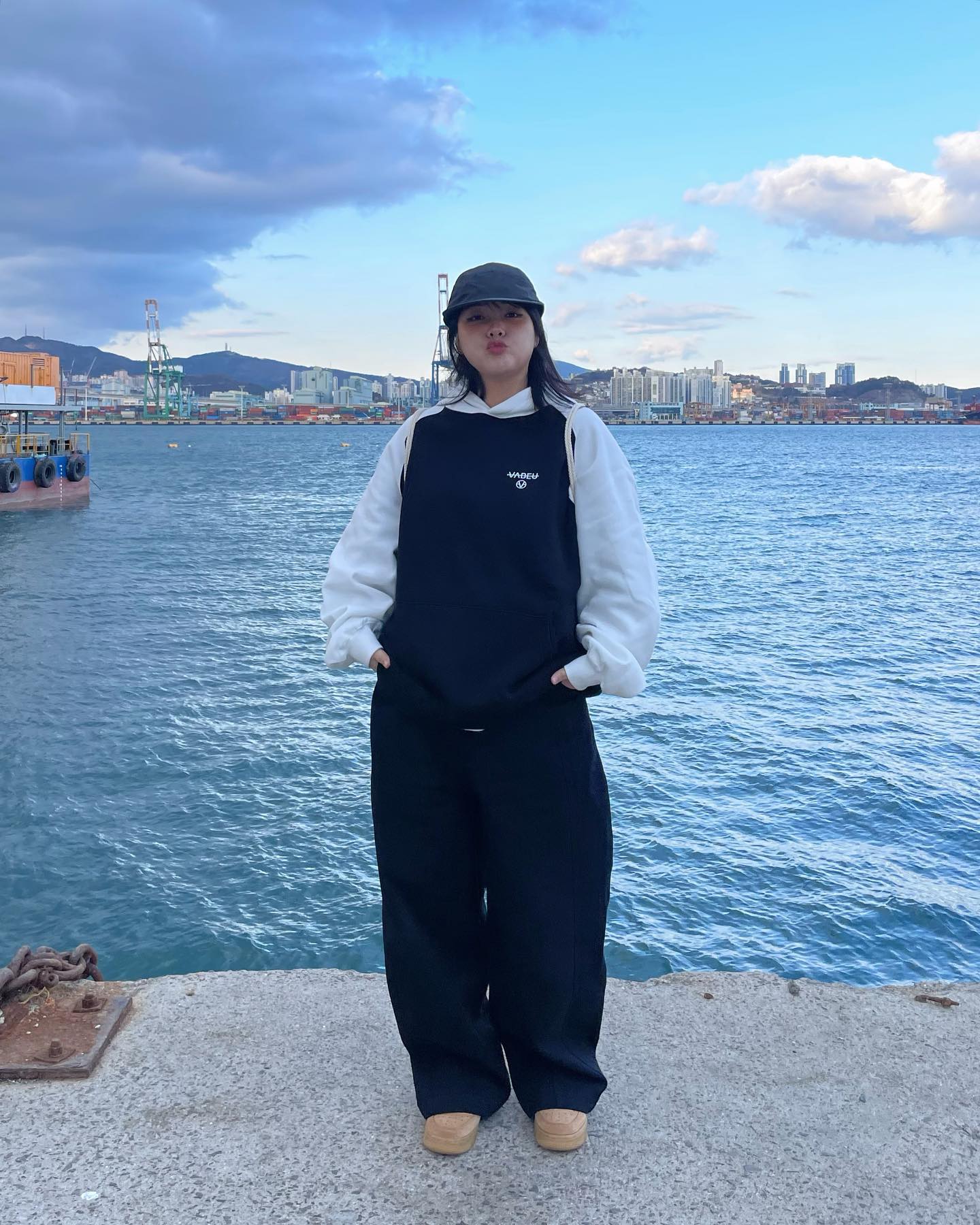 #협찬 vabeu.official 
범고래같은 #바베우 나그랑 후드🖤🤍

블랙앤 화이트 조합 넘 귀엽죠!!
기모원단에 엄청 부드러워서 계속 입고있고싶었던..✨
오버핏이라 하의실종으로 러블리하게 입어도 이쁠거같아요

부산에살면 좋은점- 바다를 매일볼수이따🌊

시그니처 로고 루즈핏 나그랑 기모후드

#나그랑후드 #후드 #후드티 #vabeu
