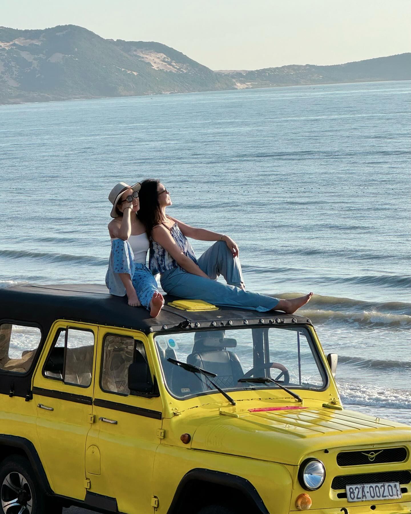⠀
⠀
”합“을 맞춘다는 것은
쉽지만은 않은 일이다.
⠀
성격도 생김새도 다른 사람들이
한 팀이 되어 같은 생각을 하기까지
수많은 ‘맞춤’과 서로의 배려가 필요하니까 :)
⠀
남과 비교를 잘하는 나로서는
친화력이 좋고 늘 긍정적인데다가
기발한 생각까지 늘어놓는 따섬에게
처음엔 부러운 질투도 있었다.
⠀
그러다 어느날, 우리가 처음 서로의 강점을
공유하면서 너무도 다른 우리가 각자 잘하는걸
키워주고, 부족한걸 채워주자는 약속을 하며
하나씩 맞춰나간지 3년째, 꽤나 합이 좋다 🫶🏻
⠀
아날로그에 익숙한 따섬은
늘 기발한 아이디어를 다이어리에
자신의 기획을 구상하며 보여주고,
⠀
나는 그것을 통해 나올 시각적인 레퍼런스를
찾아 상의하고 디자인으로 만들어낸다 😃
⠀
이런 과정을 반복하면서 만든 우리의
포스터, 굿즈, 공간은 늘 빛을 발하는중!
⠀
우리는 이 “합”으로
어떻게 세상을 향해 메세지를 전할까,
어떻게 사람들을 모으고 도울까
고민하는중이다🌝
⠀
24년이 더 기대되는 올해 마지막달 〰️
⠀
⠀
#밝음이와쏨쎄오
#기획과마케팅을하는사람들
#강점혁명
⠀