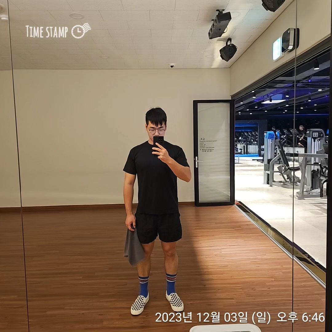 ✨️2023.12.03 일요일✨
❗️방황 끝❗️

가슴데이

체스트 프레스 30kg 4set

인클라인벤치 프레스
빈바 1set 30kg 1set 40kg 1set 
50kg 1set 

체스트 플라이 30kg 5set

인클라인 벤치 덤벨프레스 
10kg 1set 12kg 1set 14kg 1set 
16kg 1set 18kg 1set 

케이블 삼두 30kg 5set

복근 아주살짝

밀린피드는 과감하게 생략하거나
중요 추억들만 피드하기로...
방황 그만하고 이제 다시 헬쓰아리
복귀해야징

웨이트 거의 한달반만에 하니
무게가 많이 귀여워짐

#다이어트전후 #다이어트기록 #다이어트계정 #다이어트 #다이어트그램 #다이어트식단 #다이어트일기 #헬린이 #헬스스타그램 #오운완 #직장인다이어트 #업타운피트니스 #업타운휘트니스 #업타운휘트니스돌곶이점