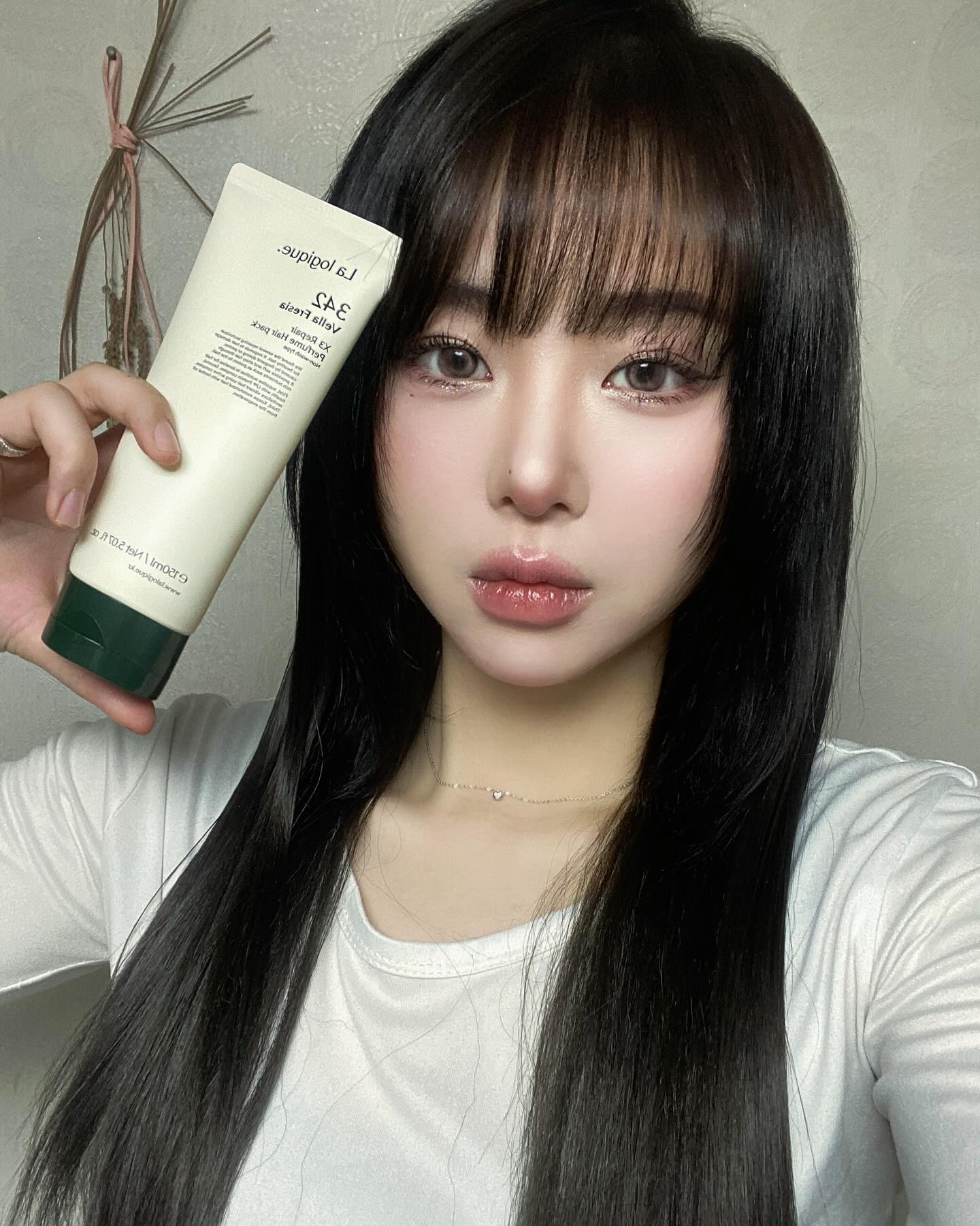#협찬 
✔️라로지크_논워시 헤어팩 (드라이 전 젖은 모발에 사용)

탈색,염색 2년동안 쉬지 않고 하다보니 에센스나 헤어팩으로 관리하지 않으면 안되는 모발이 되었어요 😭

많은 헤어팩을 사용해봤지만 머리 감고 젖은 상태에서 발랐는데 7초도 안걸리고 푸석푸석이 아닌 찰랑거리는 머리결이 보이는 거 있죠 🥺

나는 민감두피라 아무거나 사용할 수 없다, 여러 제품을 사용해봤지만 좋은 결과는 없었다, 헤어팩 하나로 머릿결과 오래가는 향을 가지고싶다 하시는 분들에게 강력 추천 드립니다 !!!!!🤍🤍

✔️ 민감 두피도 사용가능한 피부 자극 테스트 저자극으로 인증 완료!✨

#라로지크 #라로지크헤어팩 #노워시헤어팩 #논워시헤어팩 #손상모헤어팩
#탈색모헤어팩 #극손상헤어팩 #트리트먼트추천 #퍼퓸헤어팩 #헤어팩추천 #헤어팩  #단백질헤어팩
