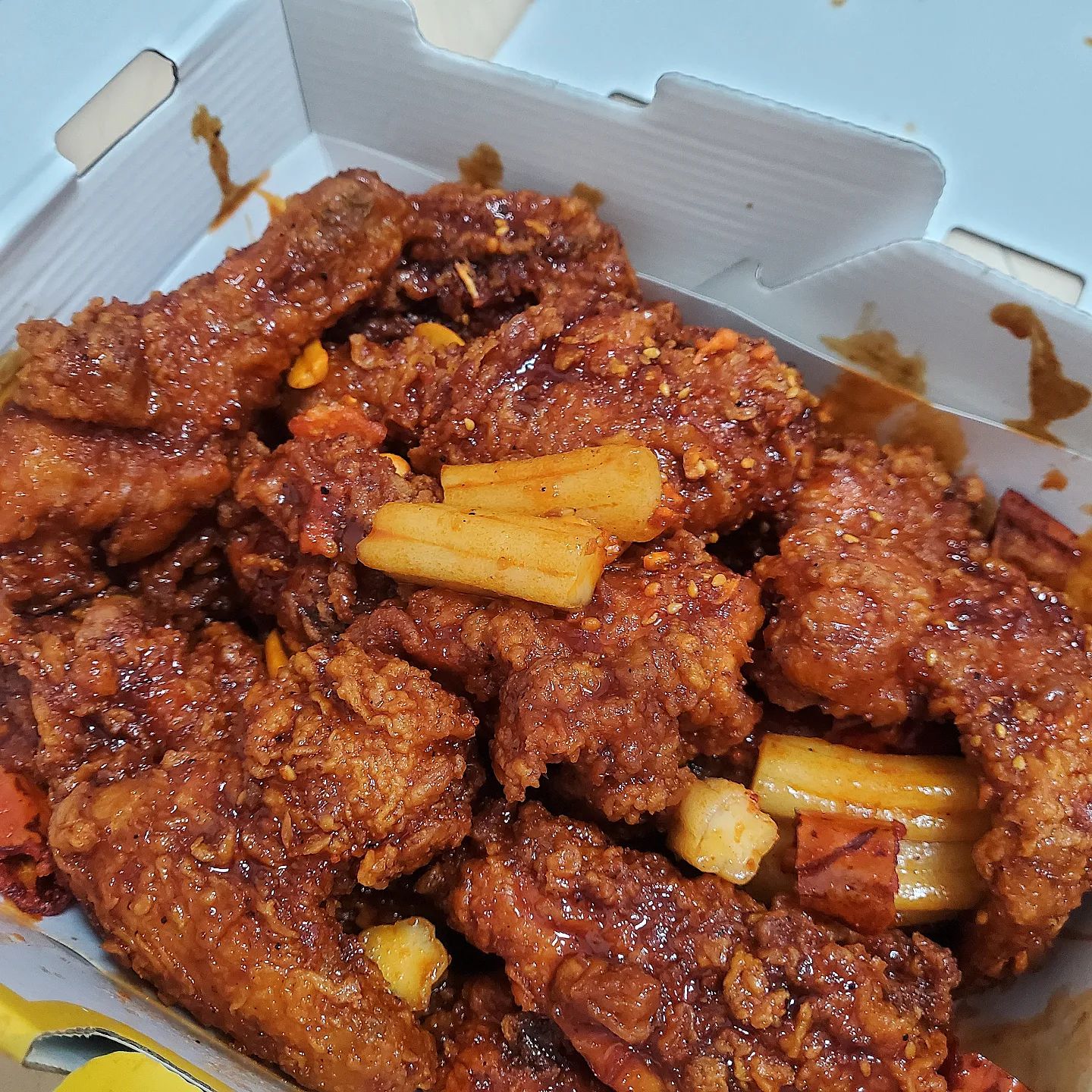 당치땡 쓰촨 마라붐!!❤️‍🔥❤️‍🔥
후라이드도 맛있지만 
가끔은 이런 자극적인 맛도!

중동성 쩔고 계속 생각난당😳
지금도 숙제하다가 침고여서 끄적중🤫

얼얼하고 화끈한 마라맛이 그대로임 완전 찐마라치킨ㅠㅠ
분모자 무조건!! 추가하기 ㅎㅎ 
쫜득한게 넘조아.. 띵조합❤️

많이 맵지는 않은 마라맛이고 
술이 술술 들어간당 🍺 🍺 
진짜 레알 핵 강추!
.
.

#당치땡 #당치땡추천 #야식추천 #치킨배달 #영등포치킨 #신길동맛집 #당치땡 #마라붐 #마라치킨 #쓰촨마라붐#분모자 튀김 #치킨 #치킨추천 #야식스타그램 #먹스타그램 #먹팔