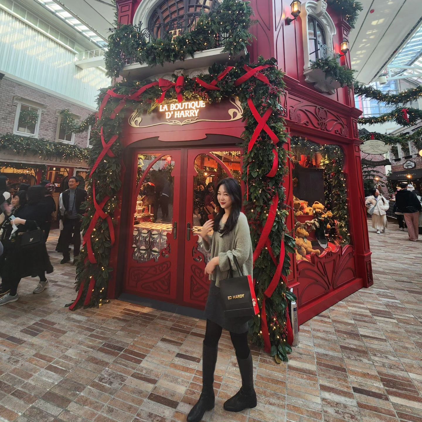 "이게뭐라고 웨이팅까지..."하면서 기다린 우리..🤣
미션 클리어🎅 #더현대크리스마스빌리지 💚❤️ 
#자유부부 #더현대서울 #해리의꿈의상점