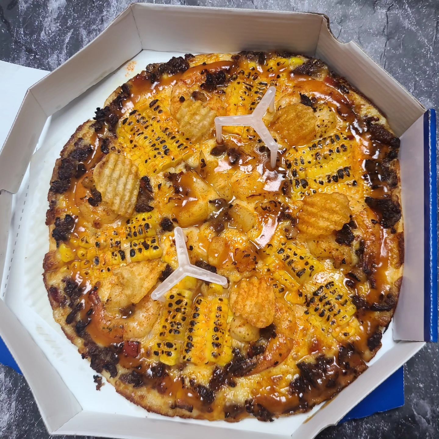 #협찬 #용현동배달맛집 #용현동피자 #인하대맛집 
#인하대배달맛집 #인하대피자맛집 #인하대피자

인하대 피자맛집 퍼그피자 배달의민족 맛집

오랜만에 친구들과의 송년회를 맞이하여,
집에서 먹을 음식을 고민하다가 
특별한 맛의 피자를 즐기기로 했습니다. 

그동안에 먹던 피자에서 탈피!
특별한 메뉴 시도를 해보았습니다

'어메이징 쉬림프 피자'와 '맥앤치즈베이컨'을 
선택했고, 그 외에 콜라도 함께 주문했어요.

이 특별한 피자는 익은 옥수수와 감자칩
그리고 통통한 새우가 환상적으로 
어우러져 달콤함이 돋보이는 맛의 조화를 
이루고 있었습니다. 

피자의 맛은 정말로 독특하면서도
입맛을 사로잡는데, 감자칩의 바삭한 식감과 
익은 옥수수의 달콤한 풍미가 특히 돋보였습니다. 

오랜만에 먹어본 맥앤치즈베이컨은 
마카로니와 치즈가 풍부하게 들어가 있어, 
입맛에 새로운 충격을 주었습니다.

인하대 피자맛집 퍼그피자, 
그동안 먹던 지겨운 피자에 지친 당신에게 추천!

퍼그피자 주소
인천시 미추홀구 용정공원로 83번길 43
E편한세상시티 113호