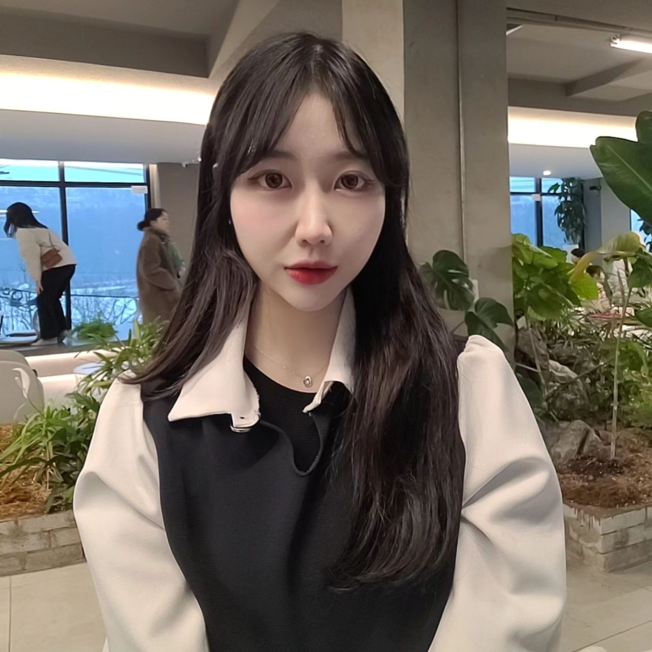 #곤지암근처 #대형카페 #르방팩토리

#통유리카페 를 찾으신다면 완전 추천하는 르방팩토리
요즘 서울 근교에 카페가 진짜 많은데 멋진 뷰를 자랑하는 곳은 진짜 가격이 어마무시 하거든오!ㅠ

근데 이곳은 통유리창이라 엄청 예쁜데 빵과 음료의 가격도 합리적이고 쫀득쫀득 빵도 완전 맛있어요❤️❤️❤️

호수보면서 힐링하고 싶을땐 르방팩토리로💙
파티시에님 행복하겠숴요..❤️
