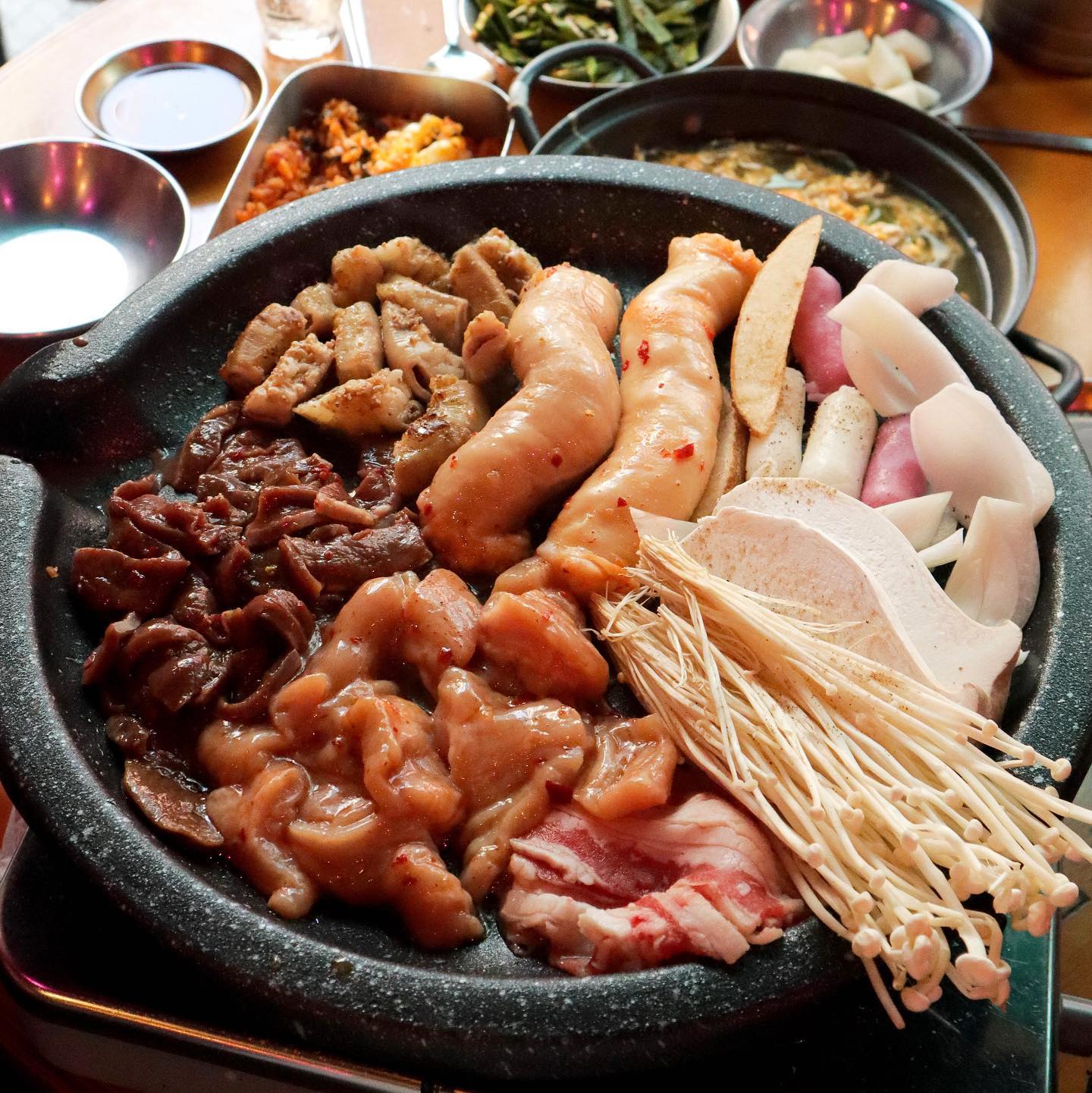 🐾<김덕후의 곱창조 신촌점>

가끔가다 기름진 음식이 확 땡길 때가 있죠!
제가 곱창러버인데 요새 곱창이 땡기더라고요.
그래서 최근 신촌 일대에 모르는 사람 없다는 
<김덕후의 곱창조>에 방문하게 되었어요
김덕후의 곱창조는 국내 최초로 
곱창 무한리필을 즐길 수 있는 곳인데요.
고기 무한리필은 가봤어도 곱창 무한리필은 처음!
완전 혜자스러웠던 신촌 맛집이었답니다👍🏻
젊음의 상징 신촌에서 트렌디하고
힙한 분위기를 자랑하는 곱창집이에요
감성적인 레트로 분위기에 추억의 BGM까지
분위기 끝판왕으로 즐거운 식사가 가능했어요.

맛있게 배불리 먹을 수 있는 무한리필 곱창!
부담 없이 마음껏 즐길 수 있어 행복했습니다.
여기가 가성비로 따지면 따라올 곳 없네요😘

🌷상호명:김덕후의곱창조 신촌점
🌷주소: 서울 서대문구 연세로7안길 18
🌷전화번호:03-336-1300
🌷영업시간: 매일 17:00-24:00

#협찬 #김덕후의곱창조 #신촌곱창 #신촌역맛집 #신촌역곱창 #신촌무한리필 #김덕후의곱창조신촌점 #곱창무한리필
#신촌김덕후 #신촌가성비맛집 #먹팔해요 #먹스타그램 #먹팔100 #먹스타맞팔
#맛스타그램 #먹스타소통 #맞팔환영
