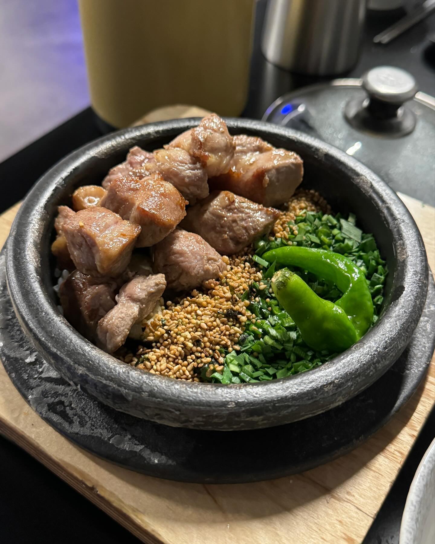 #협찬 

행궁동에 있는 맛집? 여기는 유명하죵?! 
저도 이름을 꽤나 들어봤는데용!!
솥밥인만큼 든든하게 먹고싶은날 다녀왔습니당♥

소 갈비살 솥밥 / 목살 솥밥 이렇게 2가지 메뉴로 주문했어요! 
저는 목살 솥밥 먹었는데 목살 통통하구 양도 적당해서 맛있게 비벼먹을 수 있었어용!! 소스랑 맛나게 비벼주고 와사비랑 먹어주면 제맛!! 소 갈비살 솥밥도 갈비가 양념없는 갈비라 담백하게 먹을 수 있었어용 ♥ 부모님들, 어르신들이 되게 좋아할거같아용!! 

밥은 따로 퍼서 비벼먹고 솥에는 육수랑 누룽지 몇스푼 넣어서 밥 다먹고 후식으로 먹으면 크으,, 
양도 엄청 많고 든든했던 뜸!! 행궁 2호점까지 있는만큼 역시 유명한곳은 이유가 있네용

#뜸행궁2호점 #뜸 #행궁동맛집 #행궁동데이트 #행궁동한식 #행궁동한식맛집 #한식맛집 #수원맛집 #수원한식맛집 #수원행궁맛집 #행궁동가볼만한곳 #수원행궁동데이트 #행궁동술집