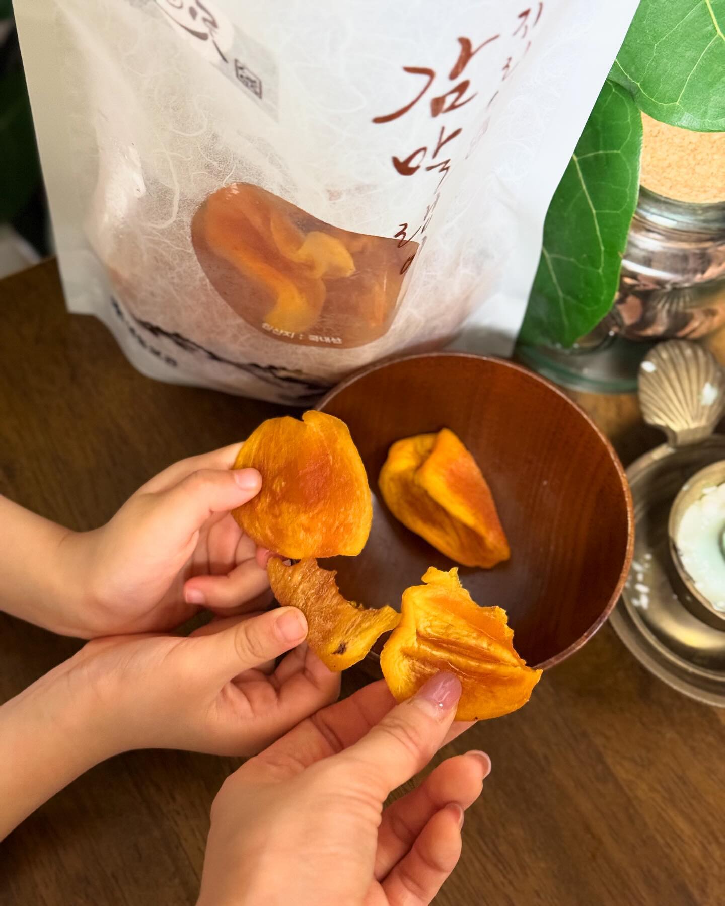 #광고
-
감말랭 좋아하는 우리 모녀사이

사랑비롯 감말랭이 함께 먹으면
사랑이 시작된다던데..🤍
감말랭 먹을 때 우리 진짜 사이 좋음!

통통하고 너무 맛있어서
한봉 순삭할 거 같은 느낌이 드니까
아껴먹는 중인데 조만간 다 먹을 듯

지금도 육퇴하고 삐삐유 몰래
좀 더 먹다 잘까말까 고민하는 중🤣
.
.
#감말랭이 #사랑비롯