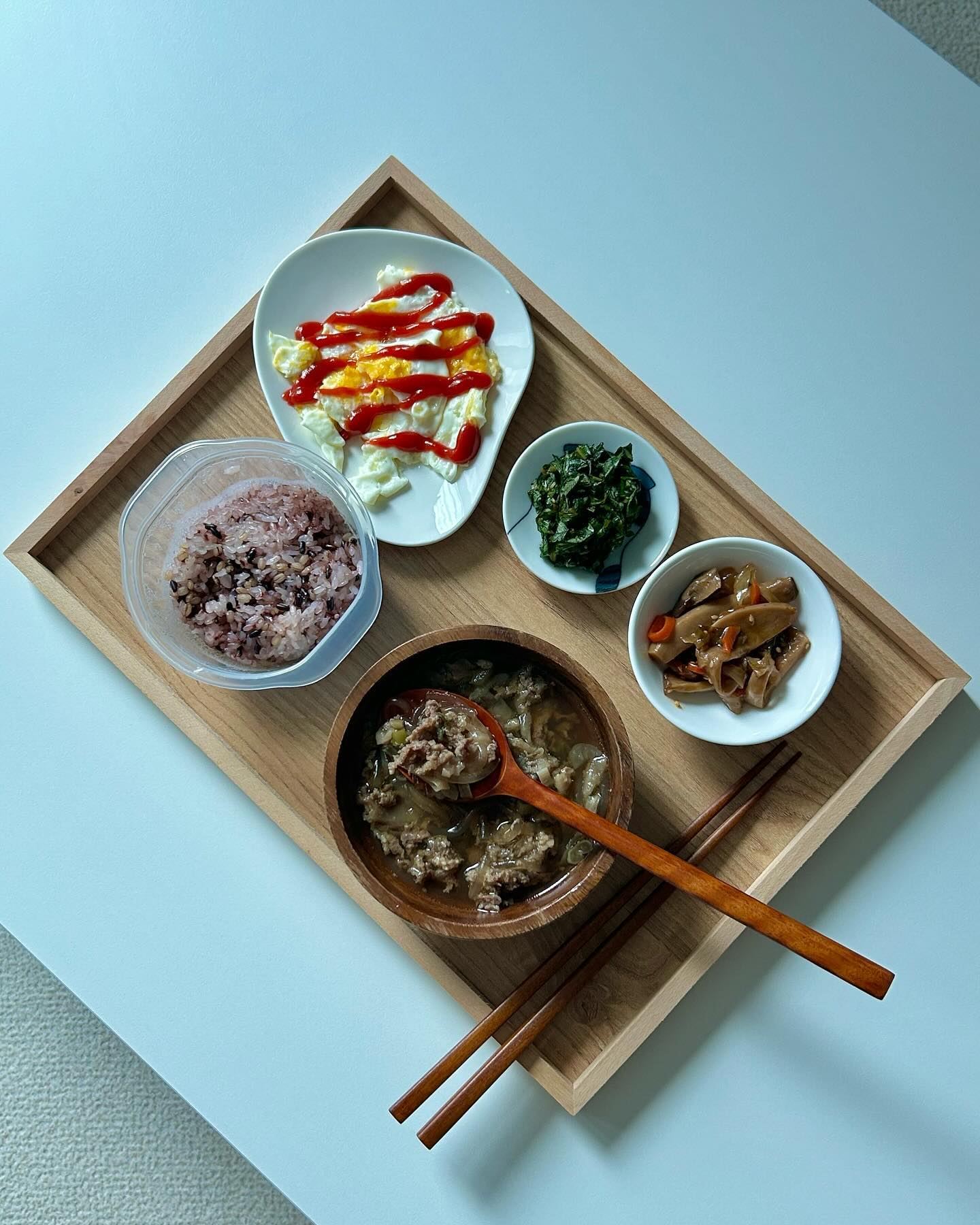 #제품제공 메뉴🍽️. 아빠식당 뚝배기 불고기

아빠식당 뚝배기불고기로 집밥해서 먹었어요!

뚝배기불고기는 소고기랑 당면이 가득 들어가있고 
국물은 단짠단짠이라 완전 밥도둑이에요✨

양도 푸짐하고 간단해서 집에 쟁여두고 싶은 제품이에요. 
그냥 먹어도 좋고 팽이버섯, 파 등 넣어서 먹어도 맛있어요👍🏻

그리고 끓이기만 하면 되는 제품이라
캠핑이나 여행가서 먹을 수 있어 더 맘에 드는 제품이에요!!

아빠식당에서 뚝배기불고기와 함께 랜덤으로 
또다른 시리즈를 보내주셨어요!

김치찌개와 곱창전골을 받았는데
김치찌개는 밥도둑이고 곱창전골은 술도둑이에요😚

둘 다 국물이 맛있고 파, 버섯 등 좋아하는 재료를 
더 넣어서 먹으면 더 맛있게 먹을 수 있어요✨

캠핑이나 집애서 간단하면서 맛있는
아빠식당 뚝배기불고기 한그릇 어떠신가요?😉

hg_food_ 

#아빠식당 #쉬운요리 #간편식 #뚝배기불고기 #밀키트 #간단요리 #홈쿡 #자취요리 #오늘뭐먹지 #메뉴추천 #캠핑요리 #먹스타그램 #먹스타 #먹팔 #먹팔맞팔 #먹소통 #좋아요