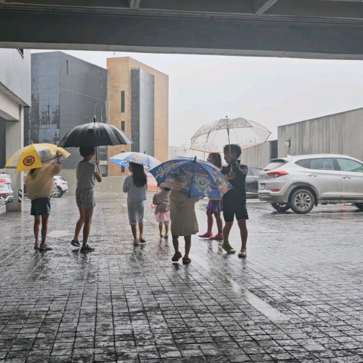 .
#공동육아🧒👦🧑👧👧👧👶👶
.
여름방학 시작과 함께 맞이한 태풍 알베르토
덕분에 집콕하면서 알론친구들과 추억쌓기🎁
3일이 어찌 흘러갔는지 몰라 ㅎㅎㅎ
보물같은 내 동생들  p_kyydjsjh namjiwoni