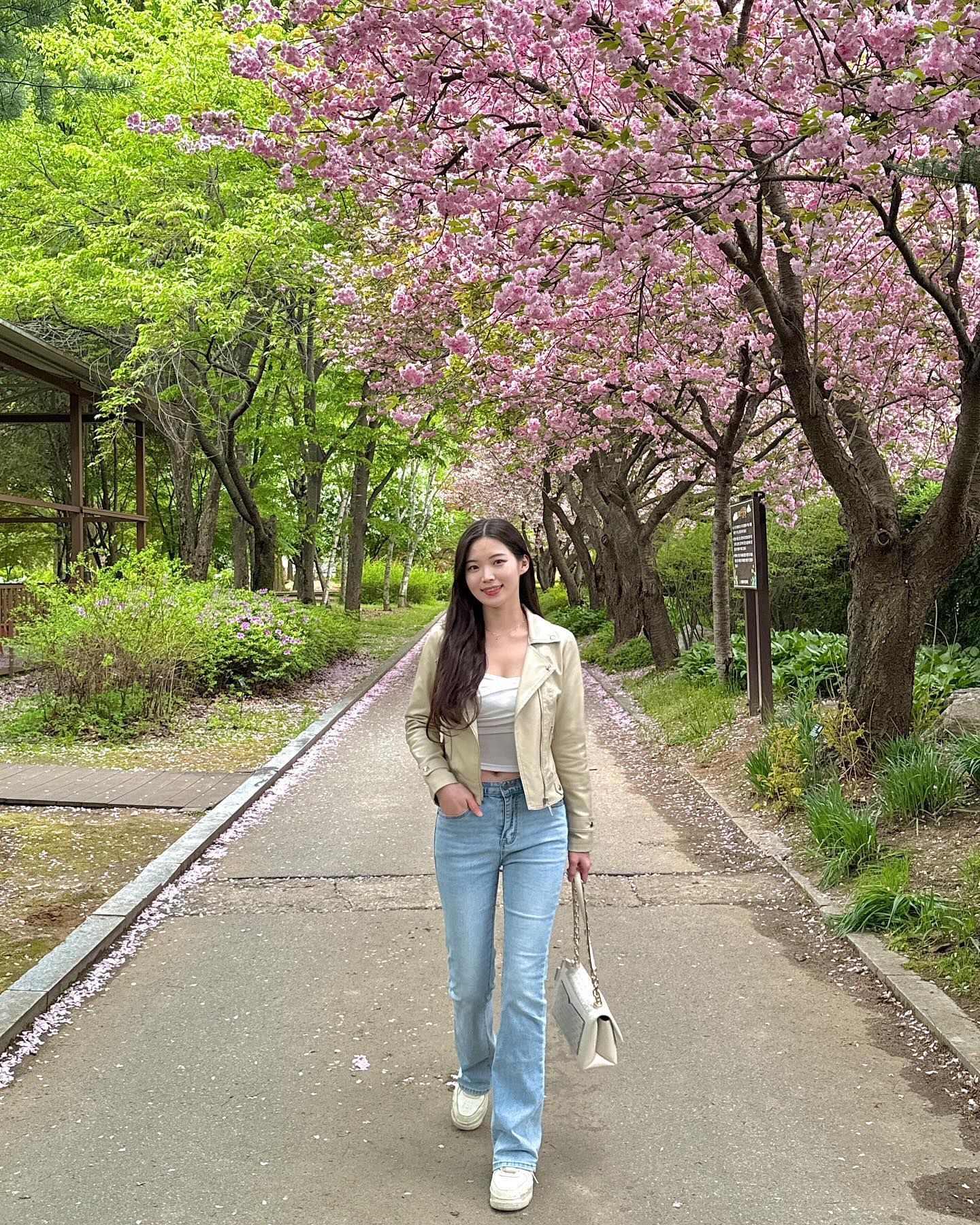 피톤치드 잔뜩 마신 날🌿
(누가 옆에서 배꼽 보인다고 죙일 잔소리 한 날)