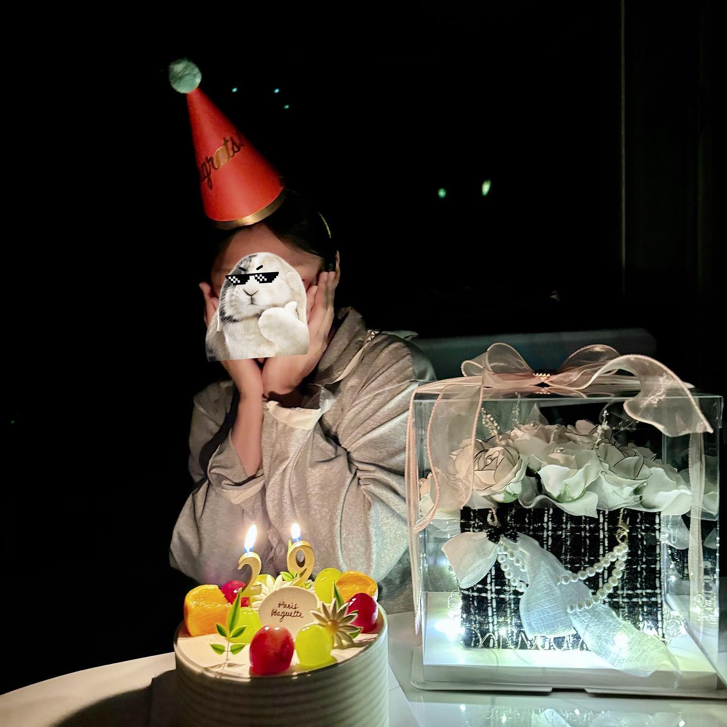 20대 마지막 생일 , 채희 낳고 첫 생일 
누구한테도 축하받을 생각안하고 무덤덤히 지나갈 생각이였는데, 생일 전날부터 같이 있어준 예진이, 갖고싶은게 너무 많아서 이거깆고싶어,저거갖고싶어! 했던거 기억하고 자기용돈아껴서 선물해준 내평생짝꿍, 갑자기 연락해도 받아줬던 현아, 항상 내생각해주는 늘이, 이번년도 가장힘들었을 해인데 당연히 축하받아야한다는 아주버님, 매년 챙겨주려고 하는 주은이, 그리고 가족들, 등등🙏
30대가 오기전 내가 좋아하는 사람들한테 축하받으니까 힘들지 않았던 하루ꢙ 다들 감덩감덩🤍