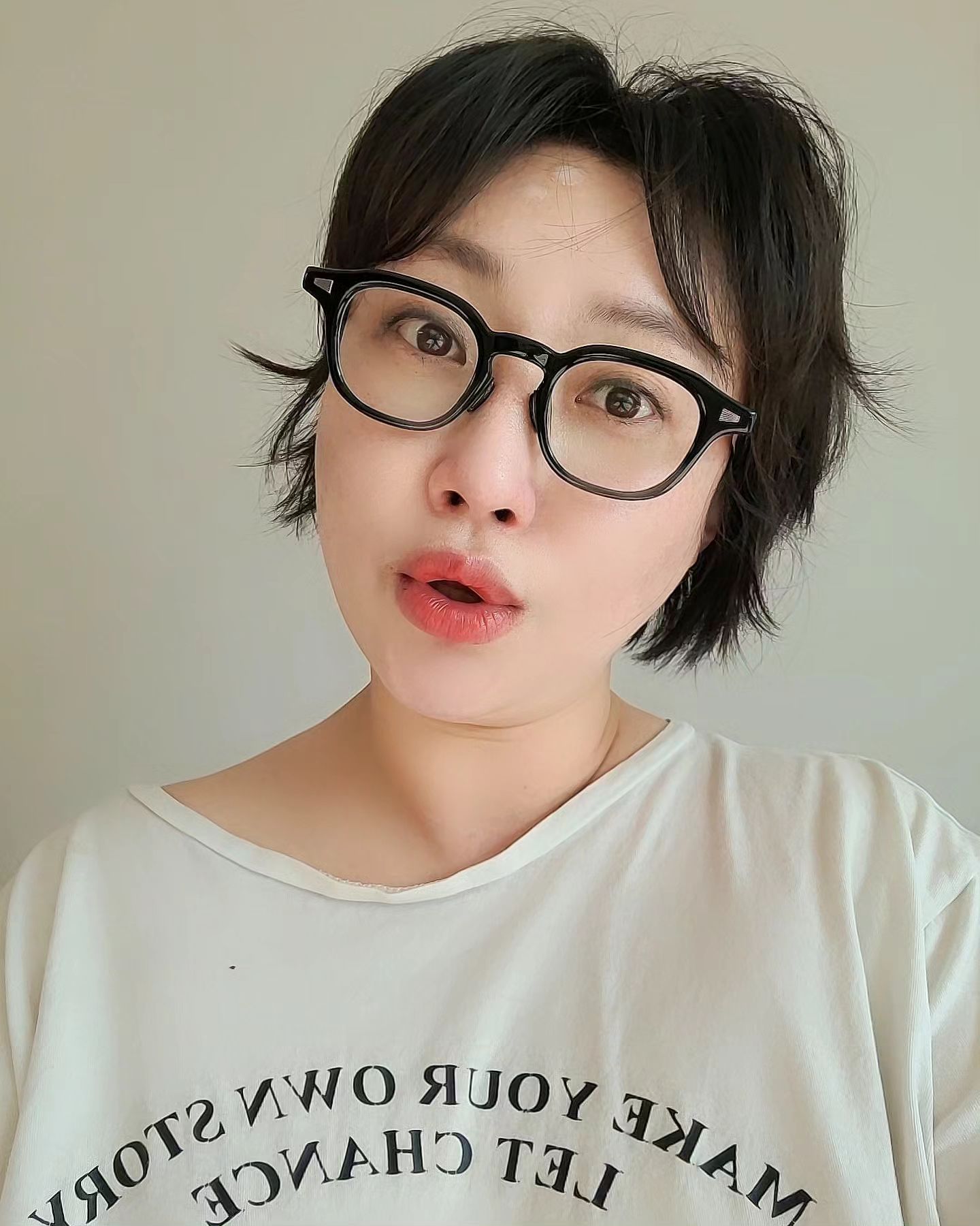 나는 심란하면 아무것도 안 하고 앉아서
오만가지 생각만 한다
온리 생각만!!

잠이 안 오는데 잘까?그냥 말까?
머리를 기른다  해놓고 잘라도 되나?
로운이 영어숙제 안 했는데 하라고 하까?
빵이 먹고 싶은데 샐러리를 먹어야 할까?
티는 또 왜 이렇게 늘어졌지?버려야하나?
어항 물을 오늘 갈아줘야 하나?
겨울  이불을 빨아야 하나?
청소기를 한번 돌려야 하나?
저녁은 뭘 해야 하나?
국수를 육수를 낼까 동전 육수를 넣을까?
운동화를 두 개 빨아?하나만 빨까?
나 편하자고 만드는
억지 생각들..이게 고민이 아닌데

맘 속 진심을 얘기해야 되는 걸까?
내가 하고 싶은 진심을 얘기하는 순간
후련히 모든 일을 결정하고 
생각만 하던 일을 마쳐버린다
그러면 되는 것을
또 생각에 빠져 버려  무의미하게 허비한 시간
#아깝다
.
.
.
#즐거운일만들기#마인드컨트롤
#산넘어산#인생은다어어트아니고다이나믹
#생각하면무서운여자#3일도꿈쩍안하고생각함
#생각의늪#긍정도부정도아닌#일상#머리컷#기분전환