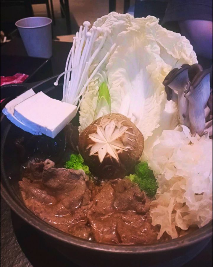 #키츠스키야키
.
저녁은 #합정역핫플  에서🤗
합정역과 메세나폴리스 사이에 위치! 접근성 좋음♥️

샤브샤브는 많이 먹어봤는데 스키야키는 첨 먹어봤어요😍
직원분이 일본 관서식 스끼야키 먹는 방법을 차근차근 설명해 주셨어요🥰
신선한 유정란, 유자소스를 준비, 취항대로  찍어먹을수 있음💜
유정란소스는 비릴 것 같은데 짭쪼름한고기가 중화되는맛이구요💞
유자 소스는 달달하면서도 상큼한 맛이에요💞
테이블에는 인덕션이 세팅되어있고 소고기, 배추, 버섯, 브로콜리 몸에 좋은 야채들로 구성🥦🥬
야채는 무한리필이라고 하셔서 2번정도는 리필했어요.
무말랭이, 유자 단무지 상큼, 아삭한 식감도 좋구요.  스키야끼랑 잘 어울려요💜
검은색 병은  간장 베이스인 타베소스  흰색은 가쓰오부시 육수라서  잘조합해서 넣으면 맛이 일품입니다.
고기를 다먹을 때 쯤  카레우동 나오는데 탱글탱글하고 쫀득쫀득🍜
다먹고 나니 은근 배부르네요 ㅎㅎ

내부는 깔끔하고 모던한 분위기로 회식이나 데이트 할때 딱이구요 애견동반도 가능합니다😘
.
.
.
#협찬#합정역#합정역데이트#메세나폴리스맛집#일본식샤브샤브#스키야키#서교동맛집#합정점심#합정역맛집