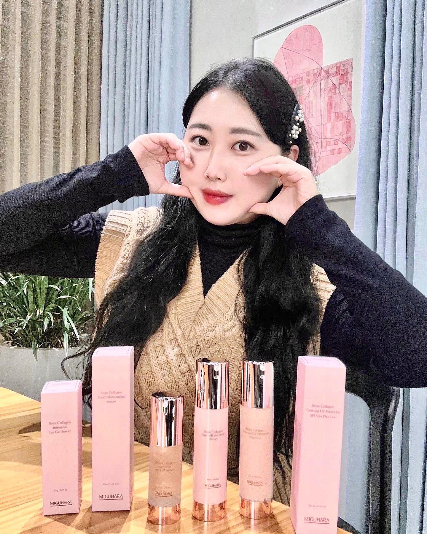 💗💗💗
슬로우에이징을 위한 콜라겐 관리 중요 💕

미구하라 로즈콜라겐 세트 1달 사용후기 
톤업 유브이 프로텍터, 세럼, 아이젤세럼 
글로우 멀티밤 💗😁💗 잘 쓰고 있어요

사진 찍어놓고 실 사용 리뷰까지 한달 !!!
진정한 찐찐러버 💗 나의 미를 구해줘요 

장미잎에서 추출한 콜라겐 활성화 성분이 
피부재생에 도움을 준다고 합니다 ! 💕
눈가 팔자 등 수분이 필요한 부위에 멀티밤
콜라겐 세럼 톡톡 장미향 나고 촉촉 좋아요

제품 중 ‘톤 업 유브이 프로텍터‘ 애정해요
선세럼 알겡이 있는 제형이 신기한데요 !
문지르면 톤업 후 피부에 흡수 되고요 ✨
SPF50+ 자외선 차단 선크림 겸 데일리 
수분보습 및 화사한 💗 피부표현도 가능 

뾰루지 나서 아크네 라인도 고민 하니까 
스팟젤도 보내 주셔서 잘 쓰고 있어요 !!!
환경을 생각하는 브랜드 답게 친환경 포장
까지 완벽한 미구하라 브랜드 최고 💗

#제품제공 #미구하라 miguhara_official
#콜라겐기초 #콜라겐관리 #콜라겐제품 
#주름개선 #수분보충 #콜라겐화장품