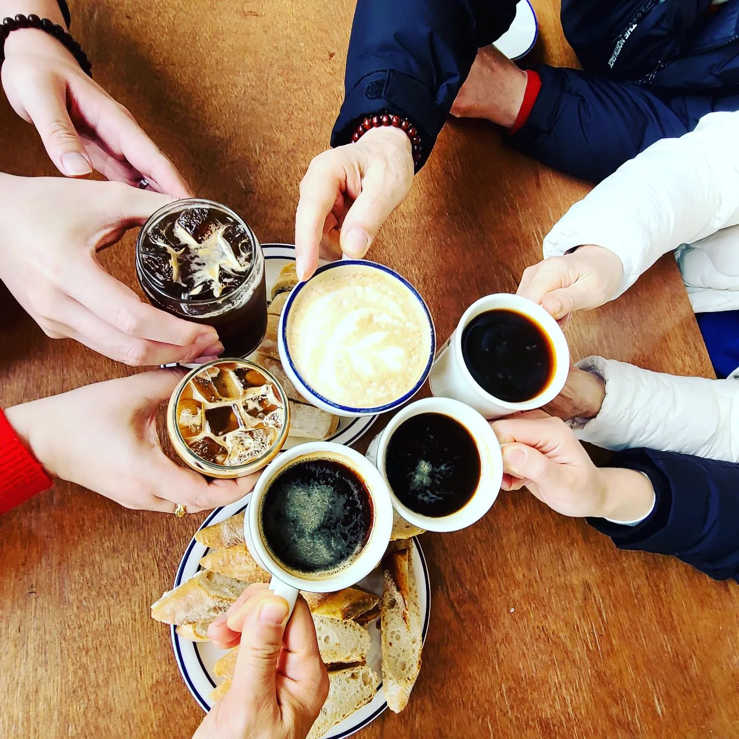 올한해도 홧팅!
엄빠와 언니네와 수다삼매경😉
.
.
.
.
.
#새해복많이받으세요 #올한해화이팅 #화이팅 #화목한가정 #화목한우리집 #우리가족화이팅 #수다삼매경 #웃음소리가득 #카페인충전 #폴콘 #커피맛집 #티타임 #주말여유 #주말시작 #주말일상 #일상맞팔 #일상여유 #평화로운주말 #평화로운휴일 #먹방기록 #먹순이 #먹스타 #먹팔해요 #먹팔하면맞팔 #먹팔맞팔 #선팔하면맞팔 #선팔맞팔 #행복한날 #행복한일상