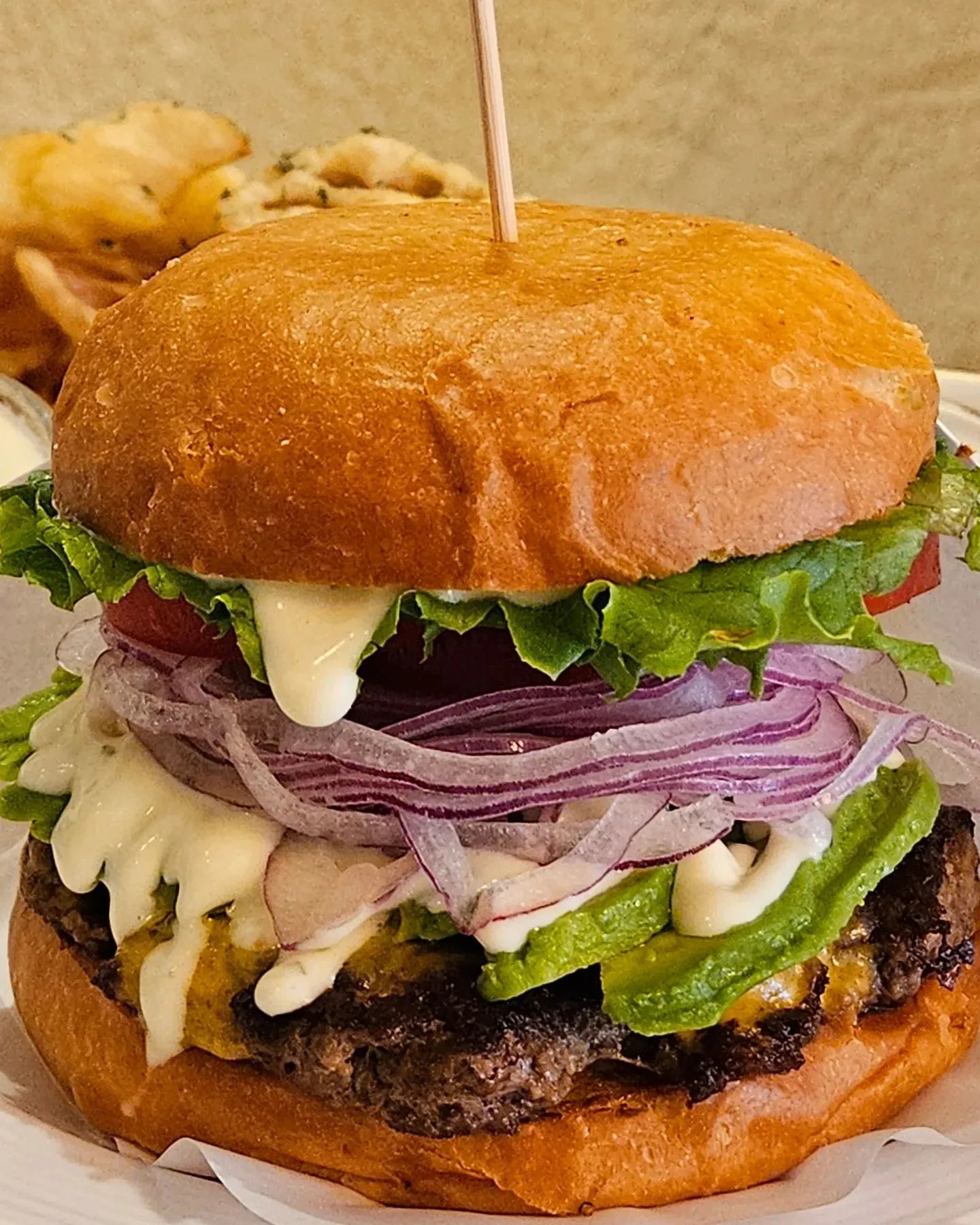 성북동 주민이 강추하는 두툼한 수제버거 맛집!!🍔
사랑스럽고 따뜻한 분위기의 인테리어는 덤!!!🫶
.
.
.
.
.
💙한성대입구역 근처 성북동에 위치한 수제버거 맛집
 #너의냠냠버거 #🍔 #햄버거 #수제버거
 햄버거집인데 감성 한가득 넣은 인테리어!!
 수제버거 후다닥 주문하고 사진찍기 바빴답니다!😂
 사장님이 하나하나 인테리어에 신경 쓴 느낌이 딱!!
 작은 공간을 아주 알차게 꾸며놓으셨더라구요!!
 기다리는 동안 구경하기 너무 좋았어요☺️🫶
 

💙차곡차곡 신선재료 가득 아보카도사워버거🍔🥑
 푹신한 브리오쉬번에 짭짤한 소고기패티 그리고
 특제사워소스,아보카도,치즈,양파,토마토,양상추
 재료들이 가득 들어있어 한입 가득 먹으니 해삐👍
 

💙클래식이 다같은 클래식버거가 아닌 너의냠냠버거
 상호명 그대로를 붙인 네임드 확실한 시그니처버거!!
 브리오쉬번 소고기패티,커리소스,치즈양파,토마토,양상추
 이 집만의 커리향이 가득한 매력적인 소스와 
 버거조합때문에 맛나게 즐겼어요!!👍 

 + 버거 꿀팁!!
 
 재료 중 원하지않는 야채는 미리 말해드리면
 빼주세요!! 저같은 경우는 원래 기본 야채에 
 청겨자가 들어가는데 호불호가 있는 야채여서
 로메인으로 대체해서 만들어주셨습니다!!!
 생양파를 싫어하시는분도 달달하게 구워주신다니
 기호에 맞게 드시는걸 추천드려요👏

💙꼭 시켜야하는 사이드 메뉴 중 하나인 연근튀김!!
 국산 연근을 바삭하게 튀겨내서 스리라차마요에
 찍먹 하는 순간 단골 확정이요!!🥹바삭 그 잡채!!
 감튀 대신 시키기 너무 좋은 메뉴고 연근 싫어하시는
 분들도 맛나게 드시기 좋아요!!
 

육즙 한가득 패티에 신선한 토핑을 층층히 올린 고급진 수제버거 맛을 원하시고 예쁜 인테리어 공간에서 알차고 맛난 버거를 드시고싶으시다면 추천드려요!!🩵

 suji_08.18 suji_08.18 suji_08.18

📍위치
 너의냠냠버거
 서울 성북구 성북로14길 7

⏱️운영시간
 화-금 11:00~22:00
 토,일  11:00~20:30
 브레이크 타임 15:00~17:00
 매주 월요일 정기 휴무

#성북동 #한성대입구 #맛집 #수제버거 #버거맛집 #너의냠냠버거 #연근튀김