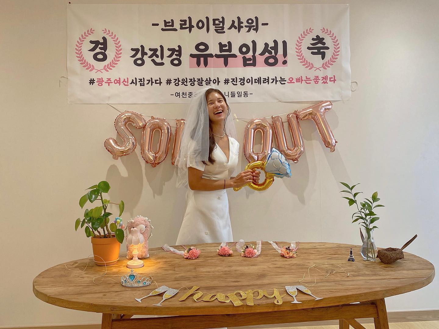 생각지도못한 이벤트에 한번, 
플랭카드문구에 또한번 🩵👰🏻‍♀️💙 #여천중6총사이쁜이들
