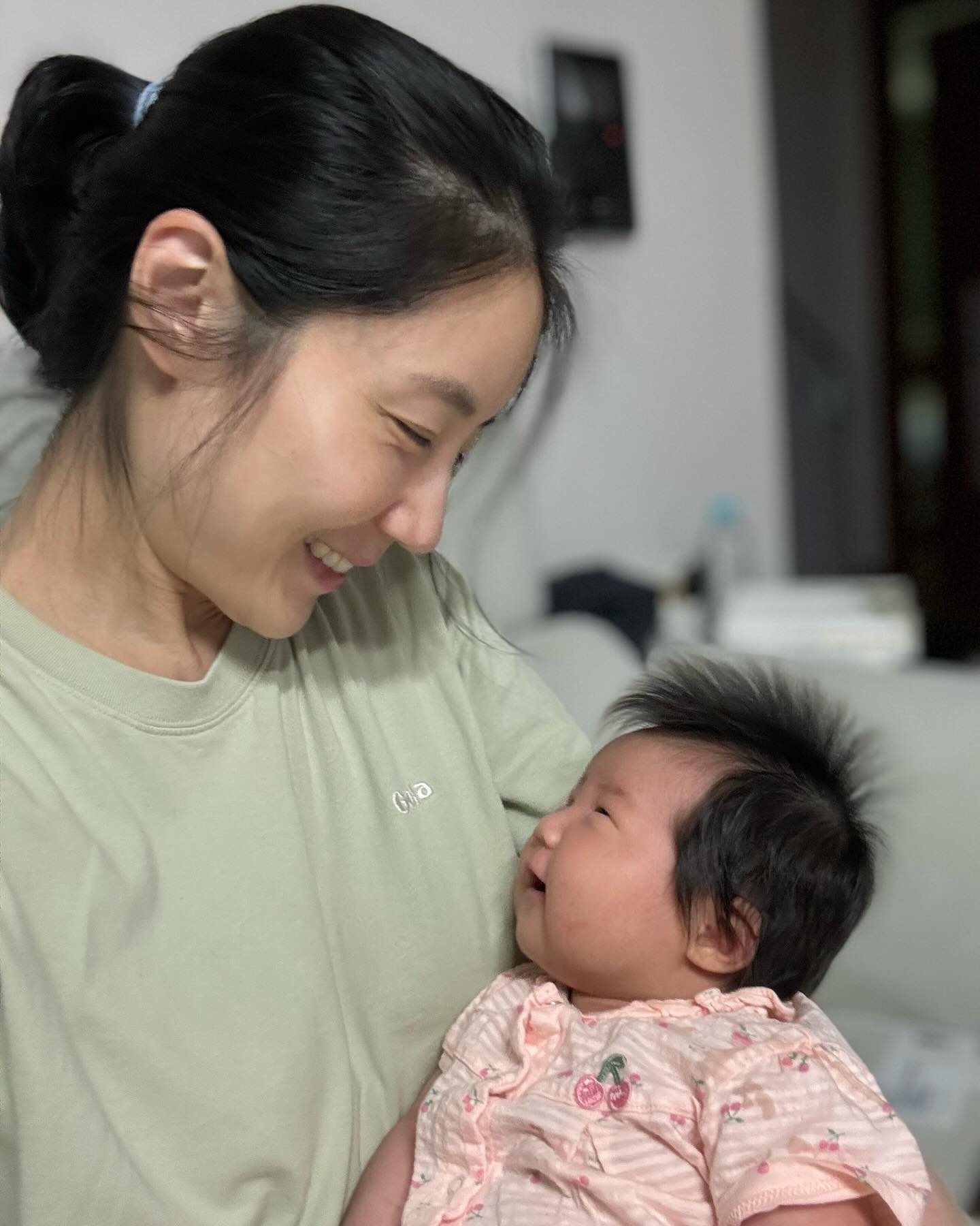 둘째 낳기전에 사람들이 둘째는 사랑❤이라고했는데
정말 그 말대로 사랑이구요
둘째는 첫째보다 육아가 조금 더 쉬워져요
첫째때 서툴렀던 초보엄마에서
이제는 둘째맘이되어서 아기가 뭘 원하는지 더 잘 알것같아요
오늘도 사랑스런 둘째랑 소중한 하루 잘보내고 있어요 🫶🏻