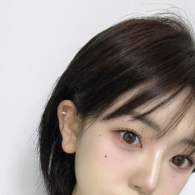  김 지우 on Instagram: "#광고

외출할 때 반지 꼭 끼고 다니는데 요 반지 반짝거리고 영롱해서 요즘 계속 끼고 다님 💍 

그리고 대박적인 거 !!!!!!!

오픈 이벤트로 전상품 50% 할인 !!!!!!
스토리 공유/ 리뷰 작성 시 실버링 추가 증정 !!!!! 다들 달려갓 !!!!!!

@silver_lover_o #반지#쥬얼리#팔찌#목걸이"