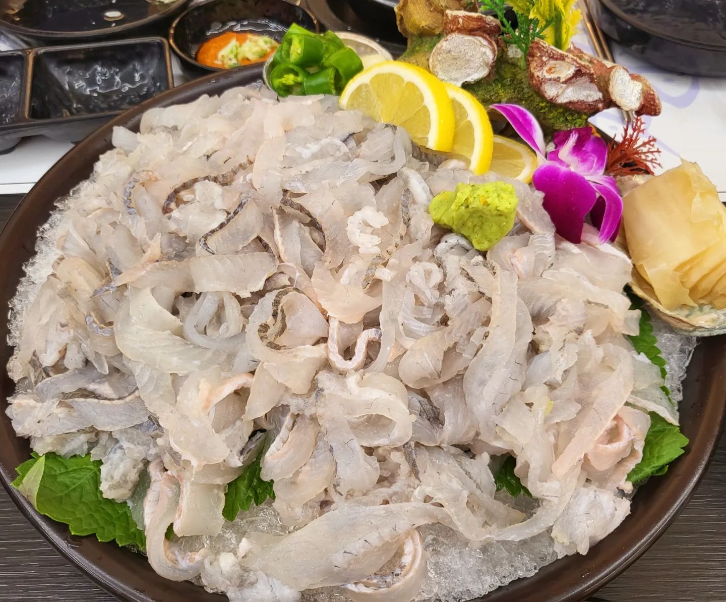 #여행뒷풀이 #먹방
즐겁게 맛있게 먹으면 #0칼로리

여행의 마무리 뒷풀이 해야죠.
각자 집에 도착해 짐들 살짝 풀고~
다시 집합!!!11명이 출동~ 

봄이니까 #봄도다리회 
아이들은 #광어우럭 양껏 먹고
낙지, 멍게, 해삼에 물회에 매운탕에 
횟집을 털어털어😋😋😋 

맛있게 먹으며 수다떨고 있으니
너무 많이 먹었던건지
횟집 사장님이 나와 인사하시던😅 

배터져 서비스 못먹었으니
담에 다시 모여 서비스 달라하자궁~ 

한 동네 살며 여행 뒷풀이까지 
함께하니 
아이들도 어른들도 즐거웠쥬~ 

꼬꼬마 유치원때는 매일 같이 놀다
아이들이 고학년되고 각자의 삶이 바쁘니~
동네에서 마주치기보단
날짜 정해 밥먹고, 여행가고 했었죠. 

두집이 이제 곧 다른곳으로 
이사를 가게 되어 아쉽지만~
그리 멀지 않은 곳이기도 하고~
오다가다 급 쪼인은 좀 힘들겠지만~
맛난거 먹고 여행하는게 잘 맞는 팀이라~
올해 봄에, 여름에, 가을에,
어디어디 놀러 갈 궁리들만 하고 있네요. 

다들 먹고 노느데는 진심들인 편이라~
뒷풀이도 1, 2차로 끝까지 달렸어요😅

다음날 정산하다 보니~
풀빌라가서 1박2일 먹은 거보다
돌아와서 뒷풀이 한다고 먹은 게~
돈이 훨~~~많이 나온 건 안비밀🤭 

담에는 아끼면서 분식 먹을까?
우리는 분식을 먹어도 엄청 나오긋지?🤣 

즐겁게 꽉꽉 채워 놀고 
도로시랑 엄마랑 감기 걸렸대요~~~

#여행의뒷풀이는 #먹방 #수다 #배빵빵 🐷
#함께먹으면뭐든맛나지 #돼지런한생활 
#먹방 #맛집 #일상 #맛있는게너무많아
