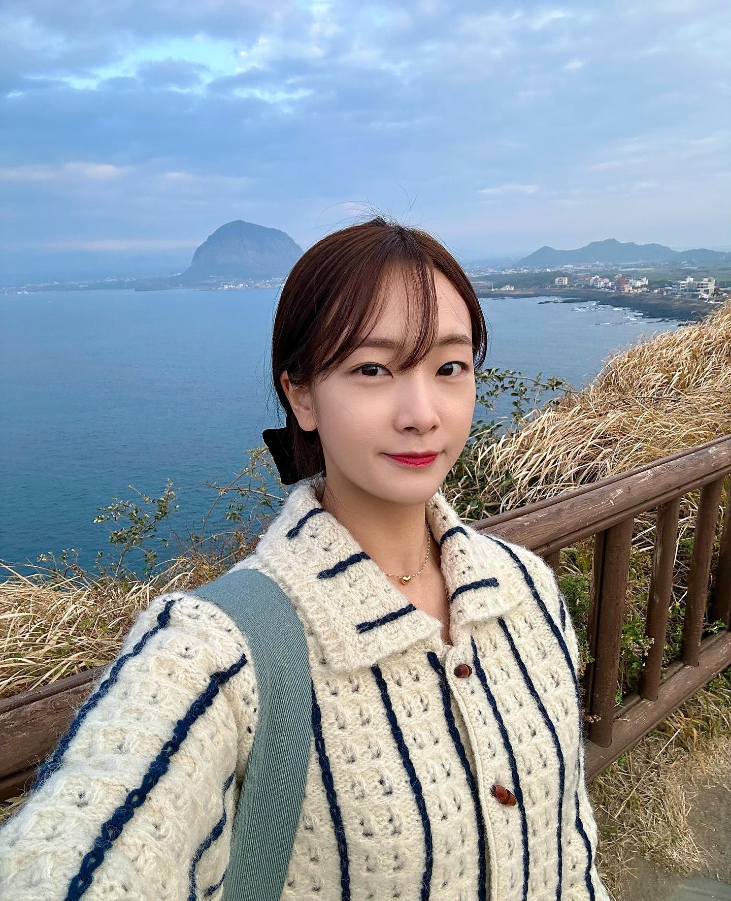 새해맞이 이틀연속 등산 🏔️
한라산은 아쉽게도 정상 통제로 
진달래밭 대피소까지 밖에 가지 못했지만 
그래도 좋았지요~ 
눈때매 길이 좁아서 조금만 잘못피해줘도
무릎까지 파묻히는 한라산 ..❄️❄️
송악산은 구름땜에 일몰이 안보였어요😂
그래도 바다가 예뻐서 멍때리다 
해가 너무 빨리 지는바람에 무서워서 
혼자 냅다 달려내려왔답니다🏃‍♀️🏃‍♀️