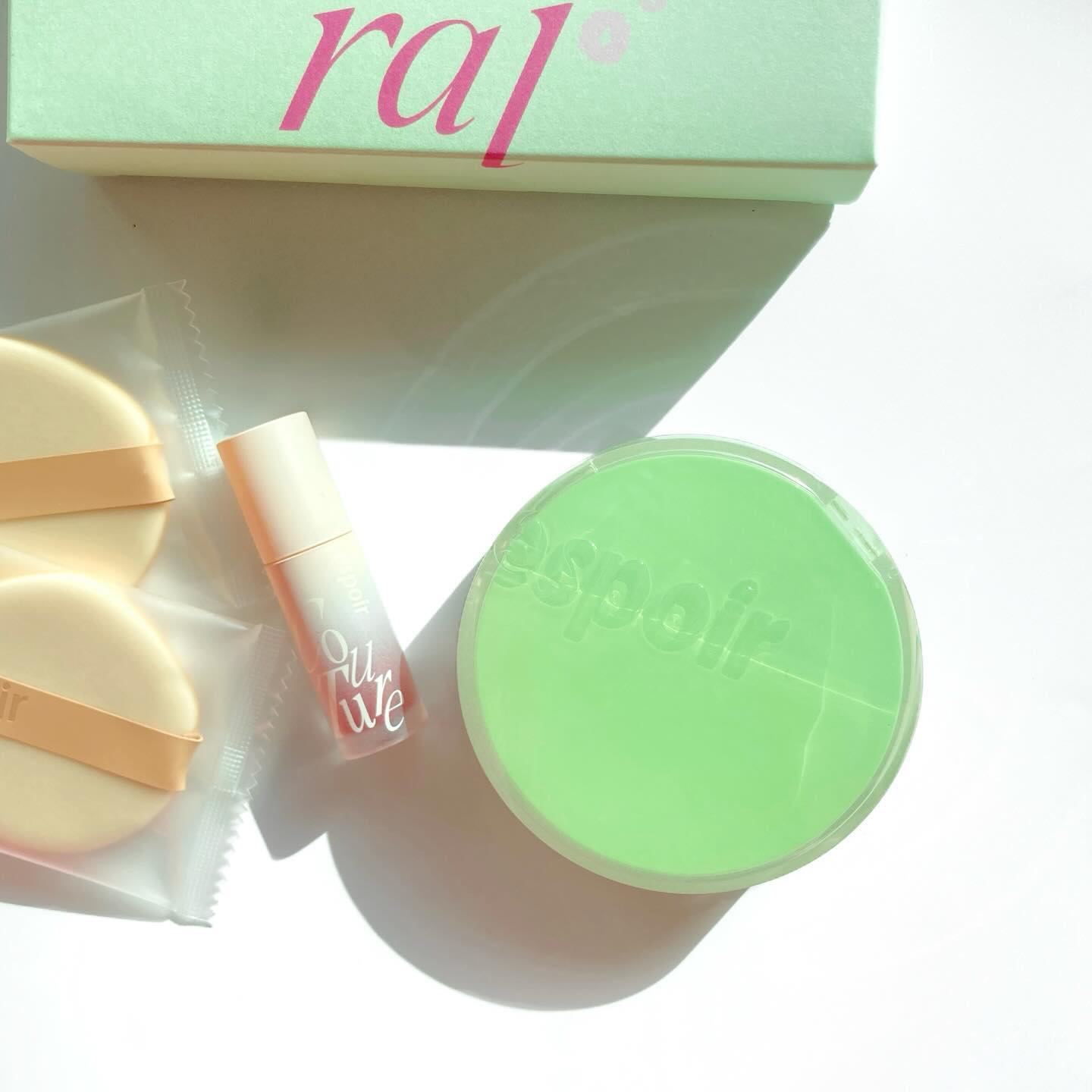 #광고 에스쁘아 프로 테일러 비내추럴 쿠션 그린블라썸 에디션

Green blossom edition 💚
프로 테일러 비내추럴 쿠션 단품 + 비글로우 에어퍼프 2매입 + 꾸뛰르 립틴트 블러벨벳

> 비내추럴 쿠션은 강력한 스킨케어링 성분이 함유되어 있는 젤 크림 텍스처로 피수에 스며들 듯 얇게 밀착되어 어떤 피부톤에도 자연스러운 연출이 가능한 쿠션이에요 ! 

> 다크닝 없이 화사함이 유지되었고 , 마이크로 메쉬망이 텍스처를 얇게 걸러주어 촘촘하고 균일하게 피부가 예쁘게 표현되더라구요 ~ 자연스럽고 매끈한 결광을 원하는 건성 , 수부지 피부에 추천드려요 ! 

> 추가로 같이 들어있는 꾸뛰르 립틴트 블러벨벳 #세레나데는 텍스처가 엄청 부드럽고 블러링 효과가 대단하더라구요 . . 👍 입술표현이 예쁘게 되고 , 밀착력도 좋아 넘 만족했어요 !

#15그램 #15그램뷰티 #15그래머 #에스쁘아 #비내추럴쿠션 #비내추럴그린블라썸 #예쁜 결 잡아주는 쿠션 #잡티도 예뻐보이는 쿠션 #반질광쿠션 #쌩얼쿠션 #자연광쿠션 #내추럴쿠션   espoir_makeup