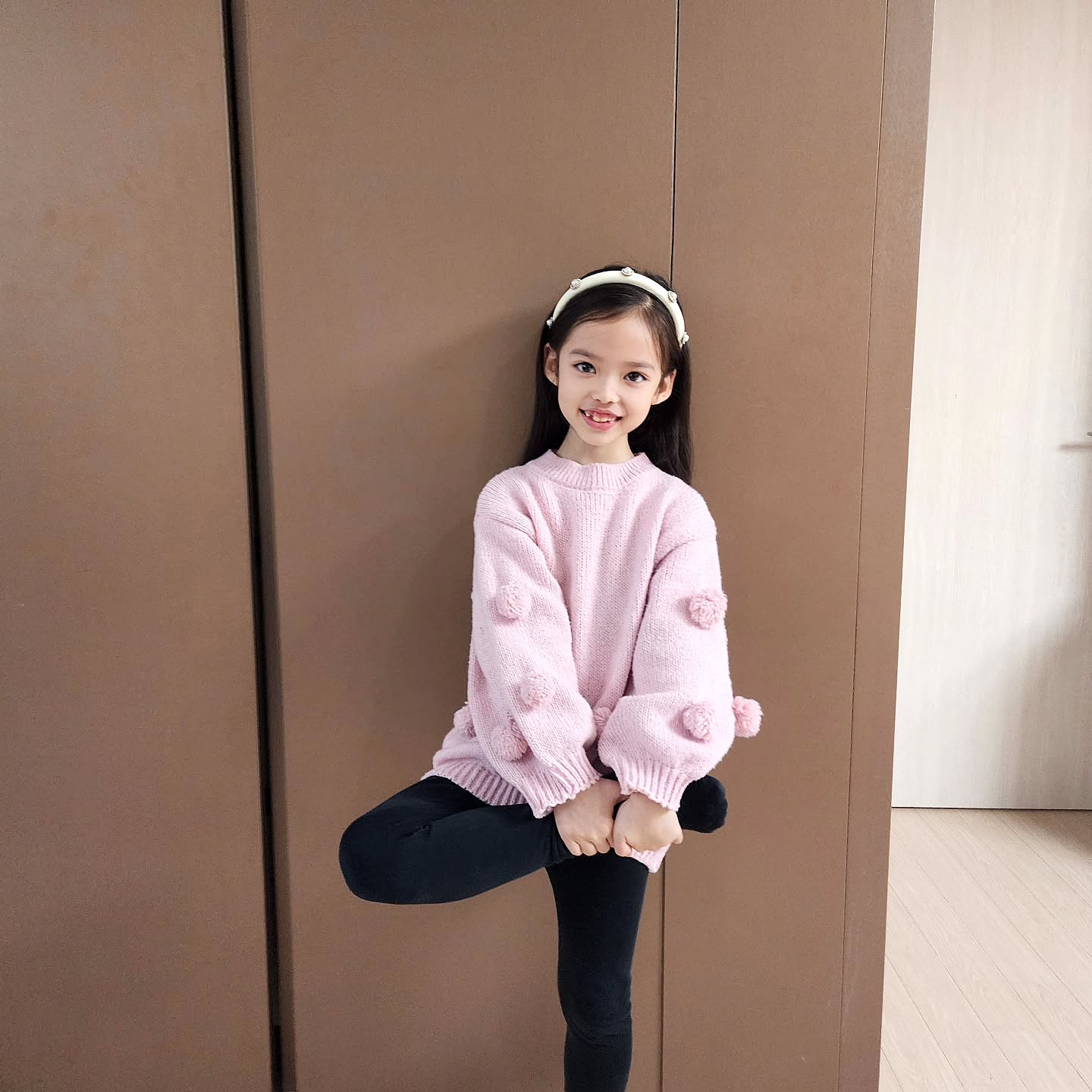 #포즈연습🤣

#채채남매🌿 

🌱 채으니 +87개월 26일

포즈 연습하기😅

다들 포즈 어찌 하시나요?🤣

.
.
.
.

🌿

#포즈연습 #매일연습중 #모델되기위해노력중 #ㅋㅋㅋㅋ