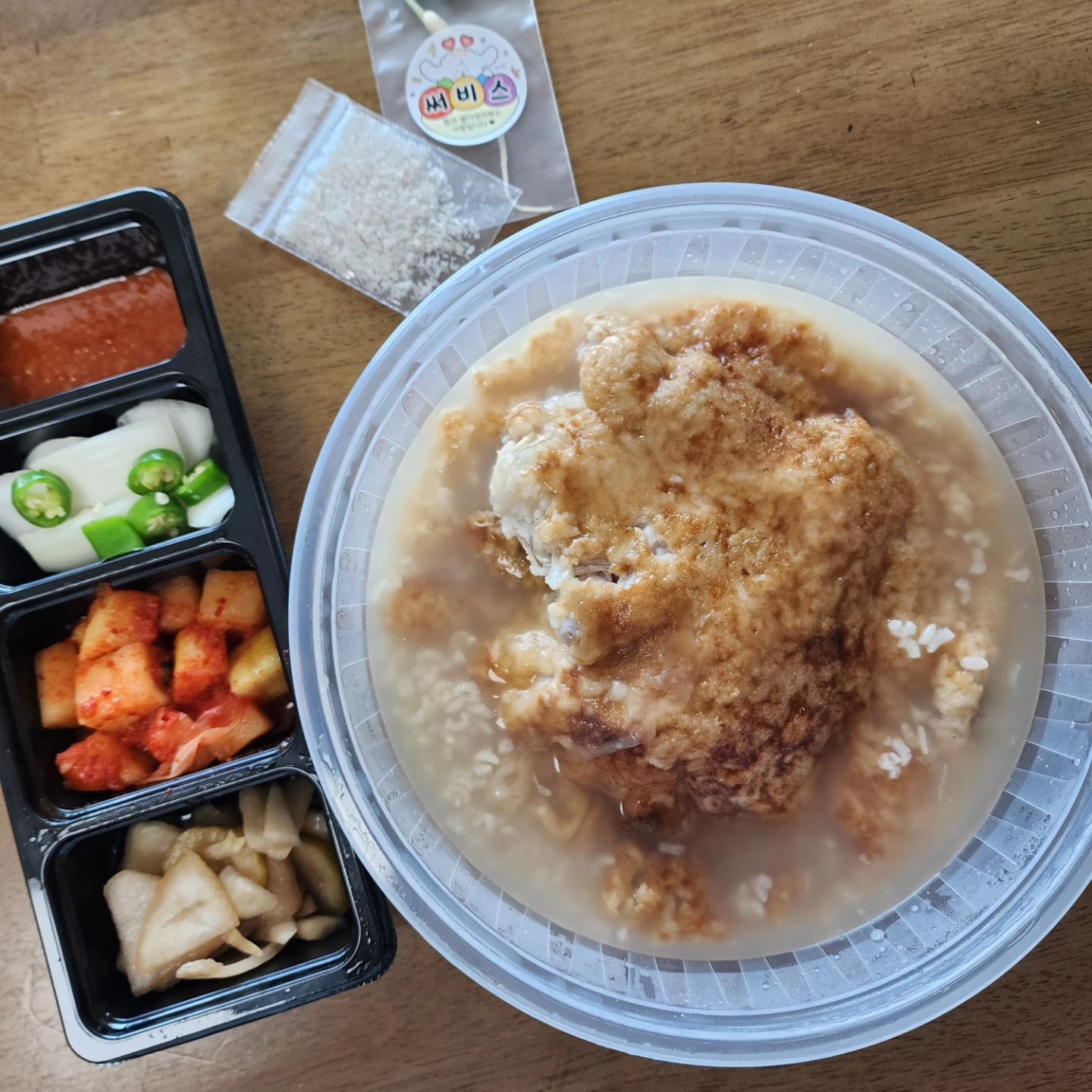 요즘 제가 또 안보였죠? 감기에 이어 장염까지 걸려 죽다 살아났어요🤣 
굴 먹은것도 아닌데 노로바이러스 걸렸다는🤣🤣
요즘 유행이래요😭😭 너무 심해서 링겔맞고 죽어있다가 조금 움직일만 해졌어요!!

수액맞을때 항생제도 같이 놔주셨는데 감기는 좋아진거 있죠?

처방약 다 먹어도 다 나은거 같질 않아 오늘은 한의원도 다녀왔어요 한동안은 또 닭죽이랑 계란만 먹어야할거 같아요😭😭

잇님들 감기 조심!! 장염조심!! 하세요.
저희집 둘째도 걸렸는데 회복속도가 역시 남다르네요👍

#노로바이러스 #장염 #감기 #건강해요 #생존신고