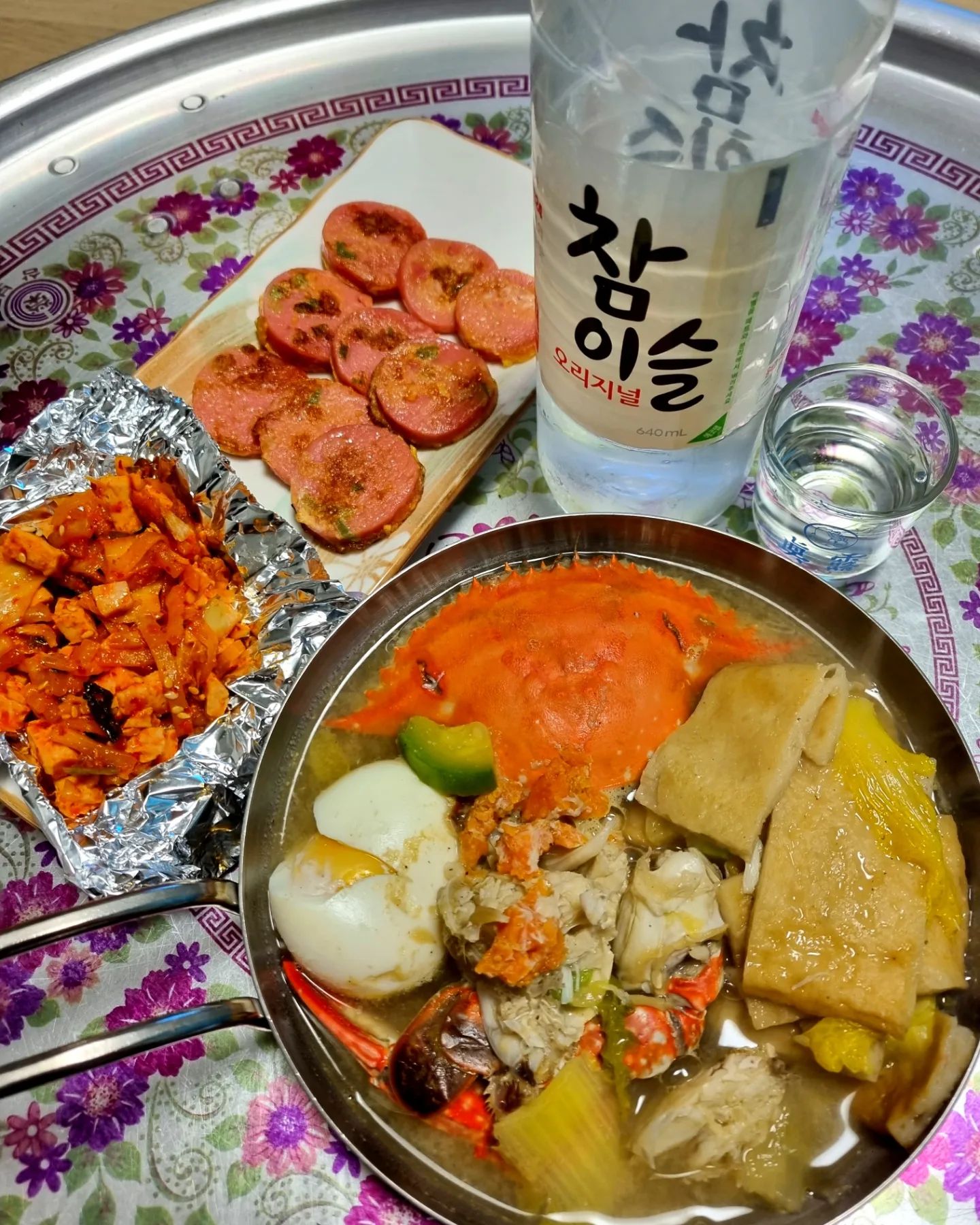 .
.
#꽃게어묵탕 
#햄볶음김치
#분홍소세지 
#선물

오늘 안주는 안주로 선물받은
꽃게 어묵탕이랑 ㅎㅎ
김치볶음&분홍소세지
안주하라고 안주도시락
선물해주셔서 감사합니다👍
꽃게어묵탕 이건ㅋ술을
안먹을수가 없겠지요?
술먹다 한잔 더먹을 안주😎
김치볶음에 소세지는 말모
ㅋㅋㅋ
오늘도 술이 쭉쭉 들어갑니다

#술안주#안주#꽃게탕#어묵탕
#소세지#김치볶음#수원맛집
#재희포차#야식#꽃게