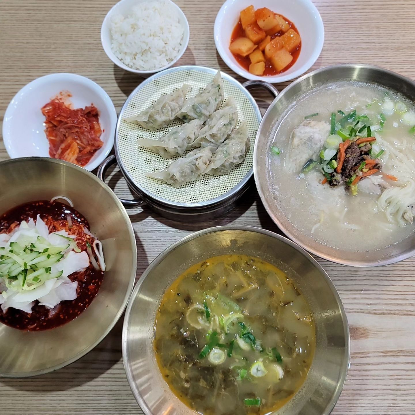 #협찬 #리뷰노트 #문정동칼국수 #문정역맛집 #문정동만두 #문정동맛집 #문정동점심 #문정동국수 #문정동국밥 #밀숲 

문정역 직장인이 선호하는 가성비 맛집 밀숲에서는 든든한 식사를 할수 있어요👍👍

닭칼국수에는 닭이 반마리나 들어가있어 몸보신까지 해줄수 있었고 건더기 가득한 시래기국밥에 밥말아 떠 먹으면 속이 확풀려요🥹🥹

저렴하게 식사를 할수 있는 밀숲에 방문해서 맛있고 배부른 시간 보내세요!😄😄😄

위치: 문정동 643-1 엠스테이트 지하1층 b131호