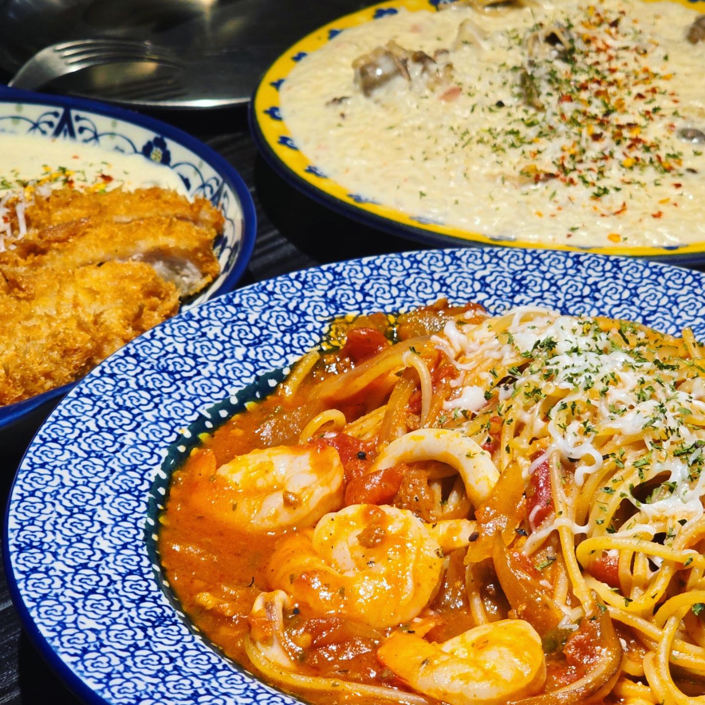 #궁동맛집 #궁동파스타 #궁동리조또 #궁동이탈리안
.
#궁동시멘트 #시멘트 #cement #씨멘트
.
충남대 학생들, 재학생, 신입생들이 꼭 알아야할 곳 👍 
충남대 근처라 가성비 좋게 리조또와 파스타를 즐길 수 있는 곳
.
1. 매콤크림 돈까스
크림의 하얀색 바탕 위로 파슬리 가루와 매콤한 빨간 양념이 정성스럽게 뿌려져 있어, 
단순히 맛뿐만 아니라 눈으로도 즐길 수 있는 완벽함
 그 위에는 치즈가 듬뿍 갈려 뿌려져 있어, 녹아내리며 크림과 매운 소스의 맛을 한층 부드럽게 💕 
.
2. 매콤크림 불고기 리조또
크림 소스의 고소한 향이 먼저 코끝을 간지럽혀요
느끼함을 잡아줄 매콤한 소스와 파슬리 가루가 위에 고루 뿌려져 있어, 
첫 맛부터 마지막 한 입까지 입안 가득 매콤한 풍미 🌶 
.
3. 매운해물 토마토 파스타
한 입 베어 물 때마다 느껴지는 치즈 가루의 부드러운 감촉과 파슬리의 신선한 향 👏 
매운 토마토 소스와 절묘하게 어우러져요. 이 조화가 입안 가득 퍼지며, 첫맛부터 마지막까지 깊은 인상 👍 👍 
.
글로리 데이즈 옆인데 눈에 잘 눈에 안띄는 곳
.
만원 이하의 메뉴들로 가성비 최강임 👍 👍