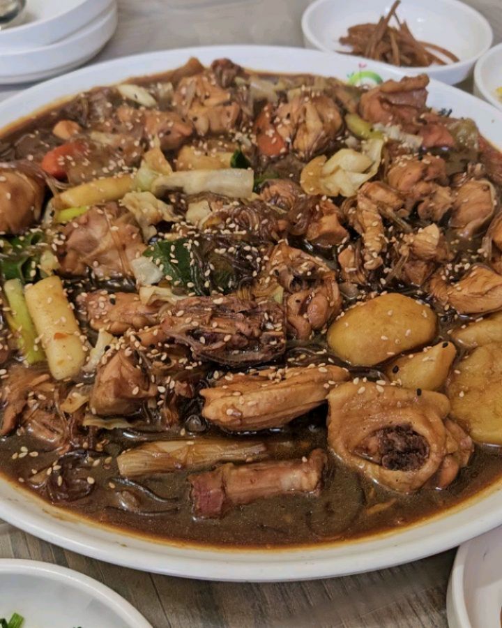 #예원식당 방갈로에서 백숙, 찜닭, 굴국밥, 굴전을 먹을 수 있는 곳❤️ 단체로 오시면 족구, 노래방기계도 가능하다고 하니 연말 모임이나 회식 장소로 추천해 드리고 싶은 곳!! 특히나 굴전, 굴국밥이 진짜 맛있었다‼️

 #대구팔공산맛집 #대구맛집 #대구맛집추천 #팔공산 #대구팔공산추천 #팔공산예원식당