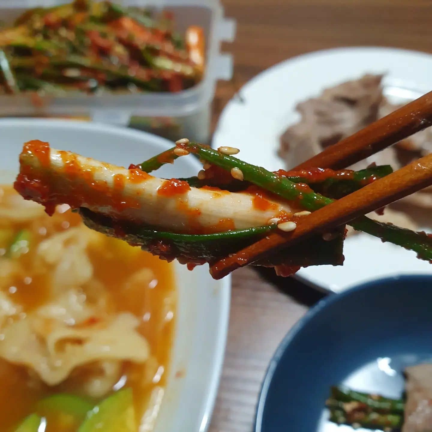 #협찬 밥도둑 파김치&파전 밀키트 
파김치 200g ₩13,500원

★손질이 다되어져 있어서 바르기만 하면 된다 
★파와 양념이 분리포장되어 재료가 신선하게 유지되서 온다
★쪽파, 부침가루, 식용유, 간장 등 번거롭게 준비할 필요가 없다 

파전과 파김치 두가지 밀키트가 있는데 나는 파김치로 주문했다 
두꺼운 은박박스에 꼼꼼히 포장되어 택배로 왔다
깐쪽파 200g과 소스 180g이 같이 오는데 분리포장되어 있어서 신선하다 
쪽파손질도 다 되어져 있어서 양념을 버무리기만 하면 끝이다 

전참시에서 파김치 나오면서 한번 만들어 먹고 싶었는데 
아주 간단하게 요리하는 재미를 느낄수 있어서 재밌다 
캠핑이나 여행에 갔을때 파김치 요리를 뚝딱!ㅋㅋㅋ 

파김치는 역시 고기에 먹어야 제맛이징~~ 
전지구워서 같이 먹으니까 아삭아삭 더 꿀맛이다 
오늘은 비오는날이라 수제비가 너무 먹고 싶어 만들었는데 
완전 쫀득보들보들 내가했지만 너무 맛난다잉ㅋㅋ
파김치랑 같이먹으니까 더 맛있당♥

https://smartstore.naver.com/campomall/products/9438849452

#택배의여행 #파김치 #파김치밀키트 #캄포몰 #엘캄포 #캄포몰 #밀키트