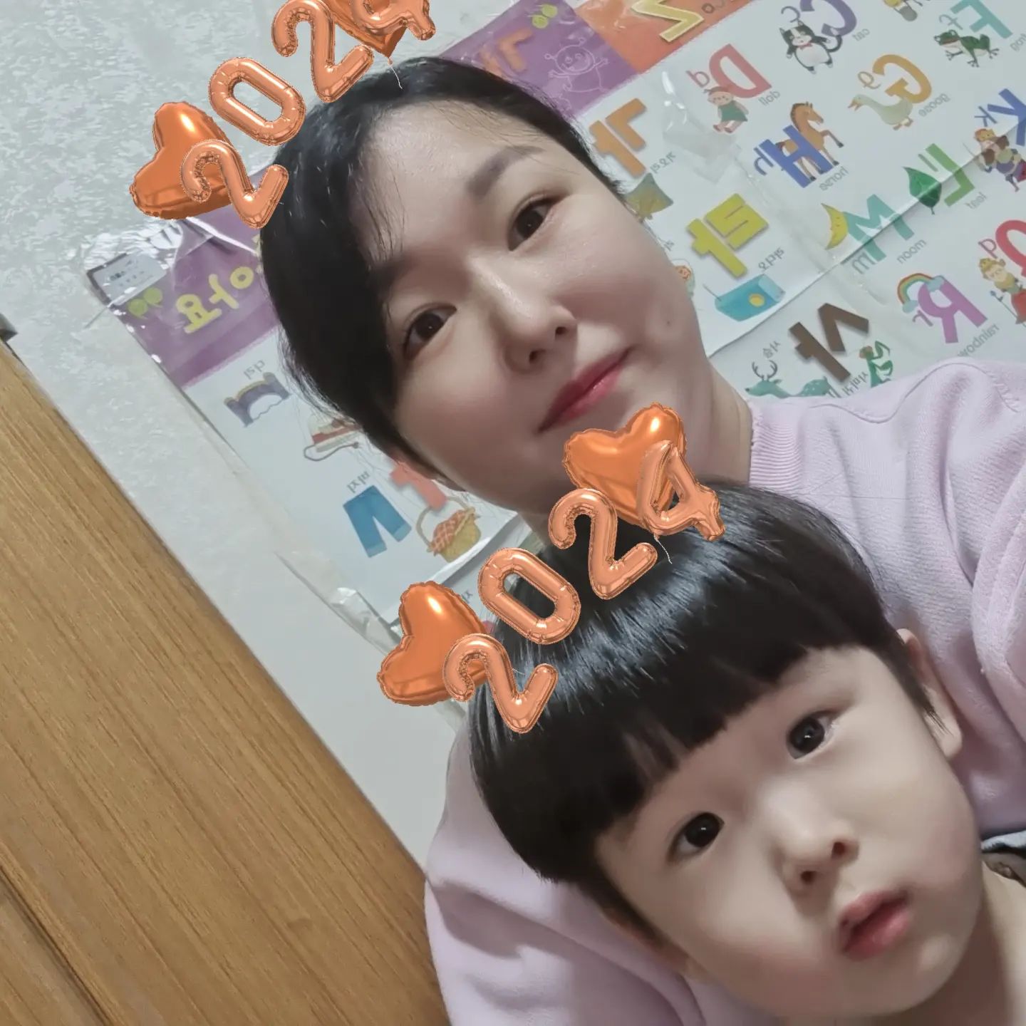 친정에서 도윤이랑 같이 찍었어요~^^

하도 돌아다녀서  후딱 찍는다고 

힘들었어요ㅜㅜ

도윤이가  표정이 귀엽네요

2023년도에도  많은 일들이 있었지만 

2024년에는 우리가족 더 많이 행복하게 

지냈으면 좋겠어요ㅎㅎ

#아빠가없어서아쉽
#엄마랑아들이랑
#2023년도마지막까지화이팅🍀 
#가족그램👪 #2024년도기대 #부녀스타그램 #주일아침