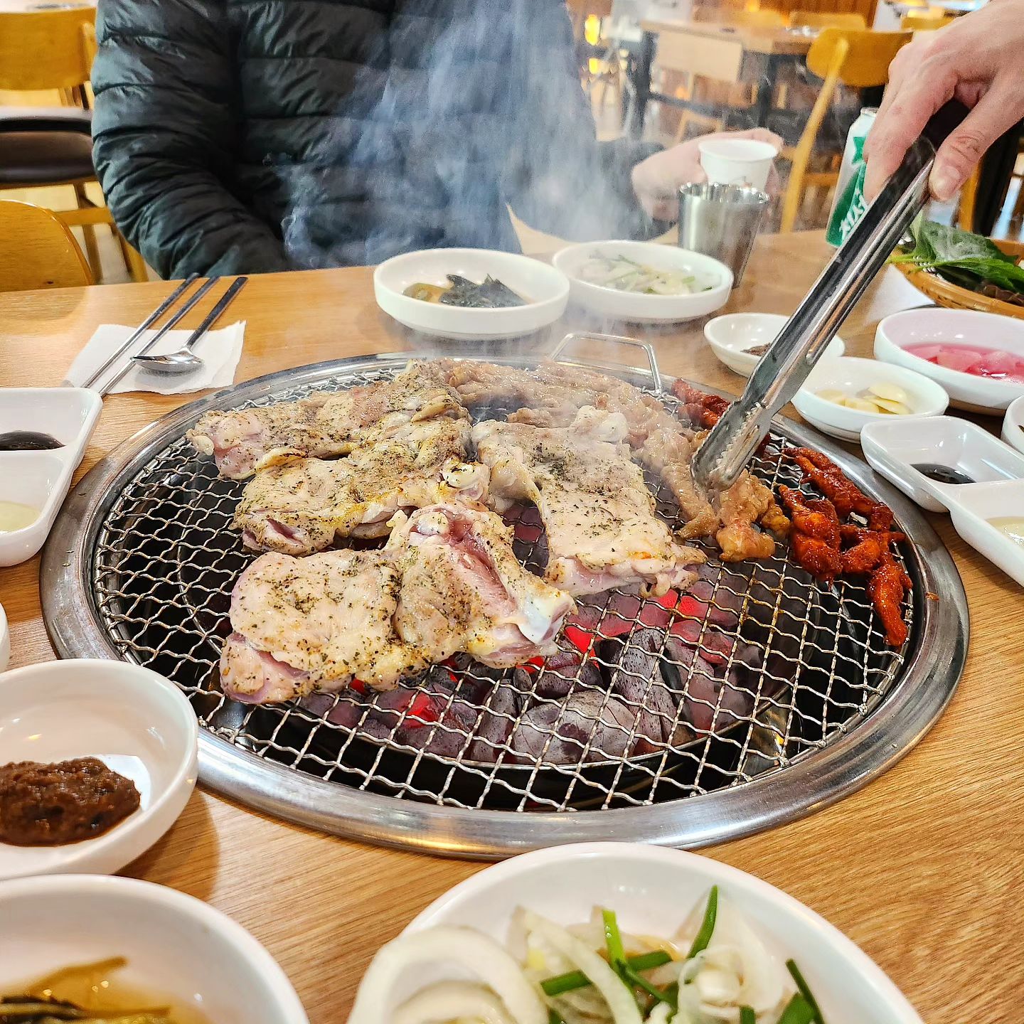 현태랑 할머니 모시고 냠냠~
숯불닭갈비 넘모 맛있구용~
