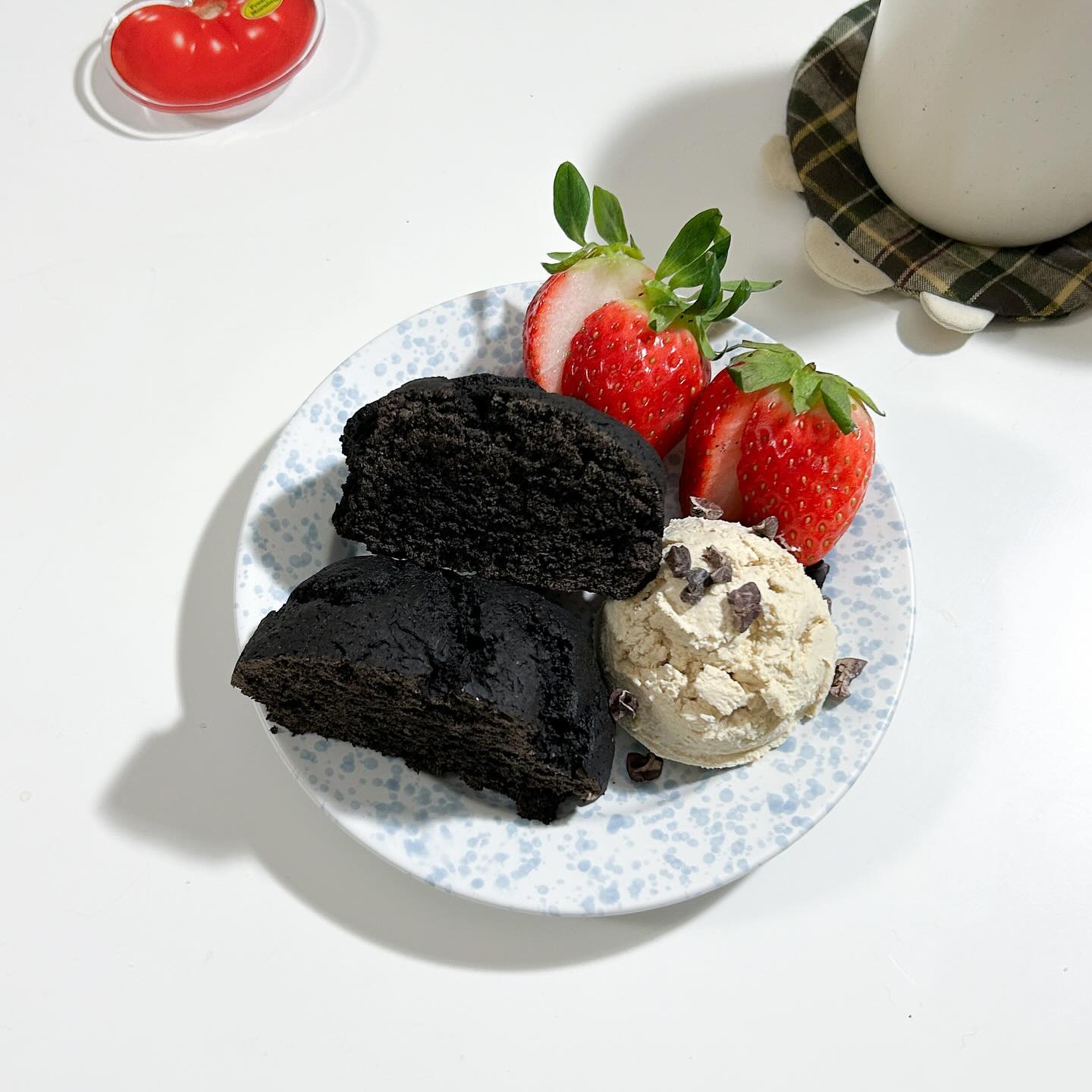 #윤달베이커리 블랙보름이 🖤

첫 윤달 - 힘내고 싶은 당 떨어지는 평일 저녁을 핑계 삼아
도착하자마자 먹어본 #블랙보름이
어떻게 먹을지 고민하다 활먹이 가장 맛있다는 후기를 봐서
냉동 없이 냉장 보관 후 배송 온 다음 날 바로 먹었어요!
(냉동 보관 할 경우에는 렌지땡을 추천한대요🪄)

평소 귀리 베이스를 좋아하는 터라 촉촉한 빵식감이면 어쩌지 걱정했지만
안쪽으로 들어갈수록 꾸덕하고 입안에서 춉춉거리는 식감😻
맛은 딱 미쯔 과자, 오레오 까망쿠키가 생각날 만큼
한입 하자마자 맛이 잘 느껴졌어요!! 
미쯔 덕후였던 나 매우 취향 저격…♥
많이 달지 않고 대체당 텁텁한 느낌도 없던 편🫢
(대체당은 개인에 따라 편차가 있을 수 있어요!)
우유그릭 샌딩 하면 오레오 충족할 수 있을 것 같은 느낌🤍

오일, 버터, 설탕을 쓰지 않고 보리, 통밀가루와 요거트를 사용하여
당류와 지방이 낮은 편이라 성분 체크하는 제 기준에도 합격✨
나머지 맛들도 얼른 먹고 재주문하려고 했는데
이번 마켓에 레몬 보름이가 있더라고요…?
상달ㅍㅏ… 주문ㄴ ㄸ ㅐ 려….🥴