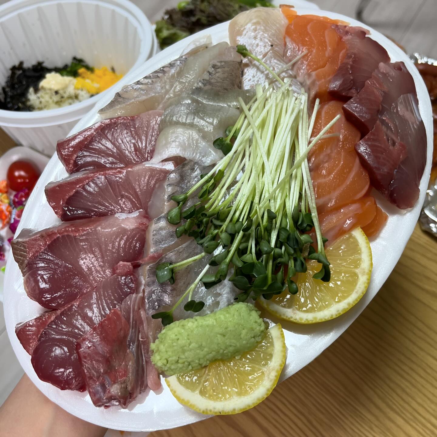 수유역에 위치한 “다가온횟집” 다녀왔어요💕

✔️모듬(소) ₩35,000

광어,우럭,대방어, 연어가 골고루〰️〰️회러버들
모이세요!!!회가 두툼하고 신선함 그자체! 혼자 다
먹은거 실화,,??포장해와서 집에서 넷플보며 맥주
한잔 하는 주말 어때요🥹🥹

스끼다시로 제공되는 밥과 옥수수콘, 해쉬브라운,
소세지까지 있어서 다음날까지 든든했다구요ㅎㅎ
포장해서 집에서 먹어도 이렇게 싱싱한데, 매장가
서 먹으면 얼마나 더 맛있을까 싶어요🐟🐟

다음 번에는 친구들이랑 같이 모듬회 부수러 출동
해야겠어요🫶🏻🫶🏻

📍서울 강북구 삼양로92길 48 
⏰매일 11:00-03:00

#수유역횟집 #수유동횟집 #수유맛집 #강북구맛집 #수유횟집추천 #화계역맛집 #화계역 #수유역 #서울횟집추천 #광어 #모듬회