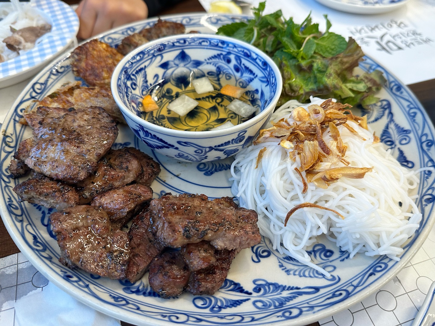 놀이터에서 안들어간다는 남매들땜에
혼자 오돌오돌 떨었더니 으슬으슬..목이 칼칼🥲
뜨끈한 쌀국수 땡겨서 올려보는 사진들🍜
.
입덧때도 쌀국수 엄청 먹던 엄마덕에
울 아이들도 쌀국수매니아😆
시키지않아도 야무지게 레몬짜는 아들🍋
.
약 하나 털어넣고 사진 하나올리고 이제 꿈나라로✨
.
#쌀국수#먹스타그램#대구맘#대구#율하동맛집#미포하노이대구율하점 #미포하노이#율하맛집#율하타임스퀘어#남매#남매스타그램 #맘스타그램 #소통#일상